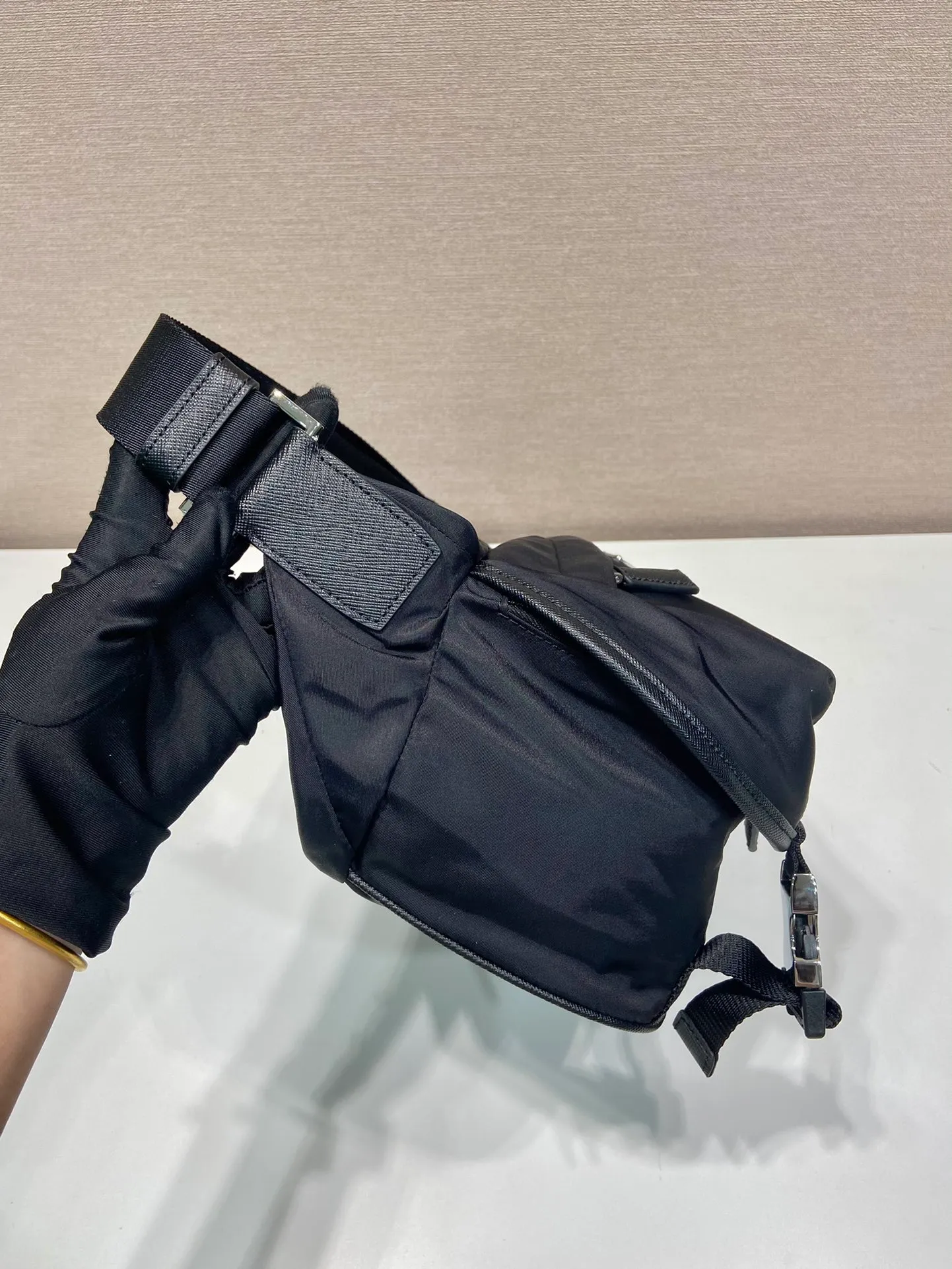 💰1000🎉Classic Messenger Bag🎉2VH994🎉🎉 This clamshell shoulder bag is made of iconic P family materials such as nylon and Saffiano leather. The shoulder bag features internal and external pockets and is embellished with a triangular metal logo, combining functionality with brand style. The upper body effect is very cool😎, simple and elegant😘Hurry up and get it🎉🎉 Length 27x Height 15.5x Bottom 14cm🎉🎉