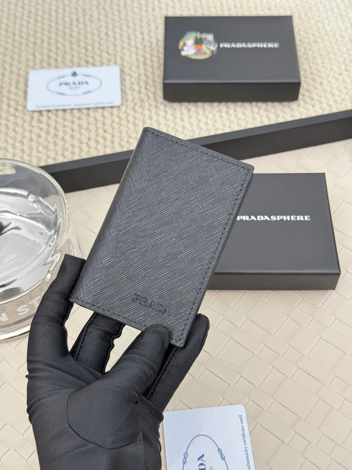 💰120 prada cross pattern unisex card holder, can be placed in pockets, bags, and can be held in hand, made of cross pattern imported calfskin, pocket card holder, can hold change, 6 card slots, simple and elegant fashion trend. Model 2MC101, color as shown in the picture, size 11×7cm,