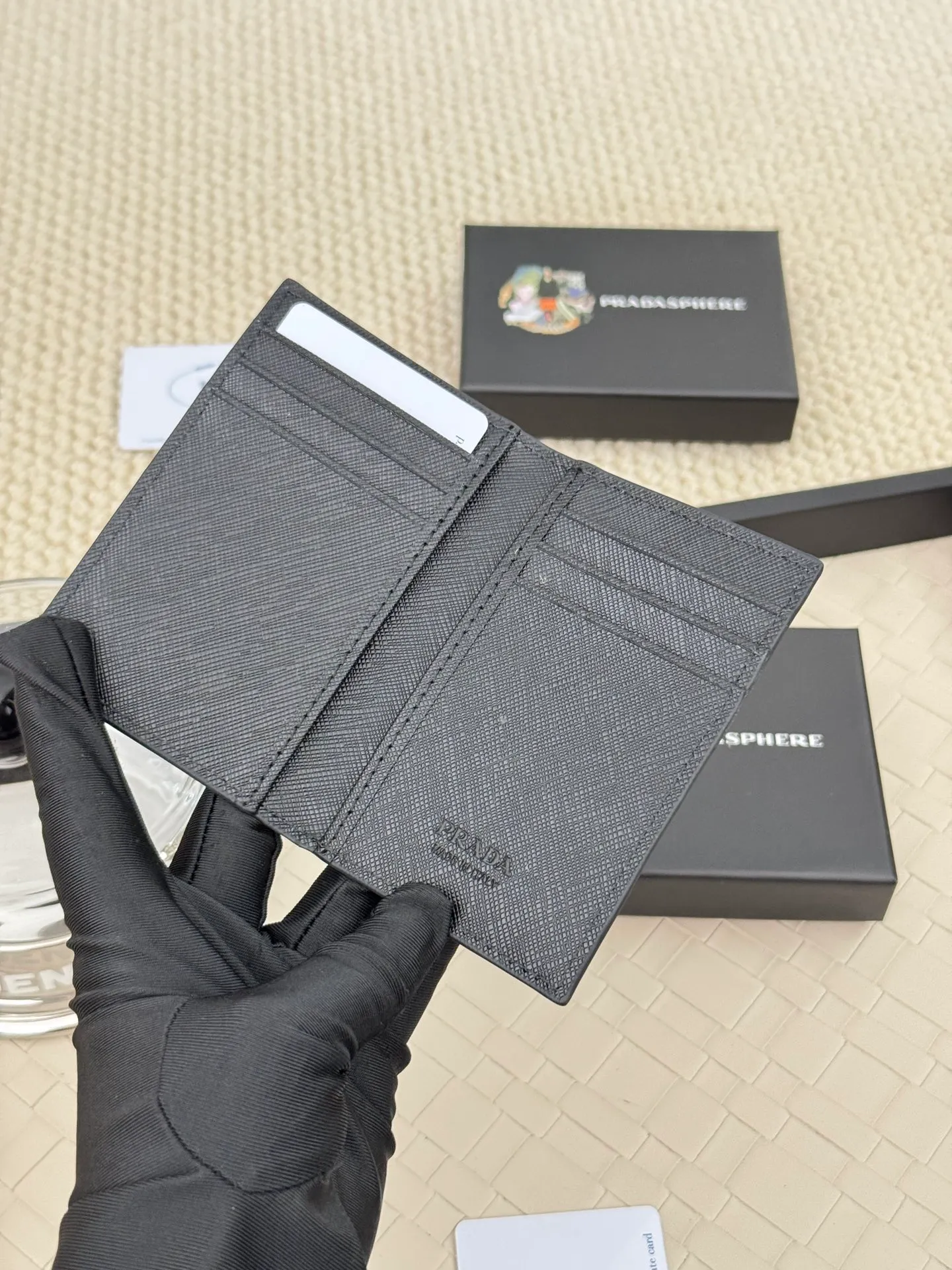 💰120 prada cross pattern unisex card holder, can be placed in pockets, bags, and can be held in hand, made of cross pattern imported calfskin, pocket card holder, can hold change, 6 card slots, simple and elegant fashion trend. Model 2MC101, color as shown in the picture, size 11×7cm,