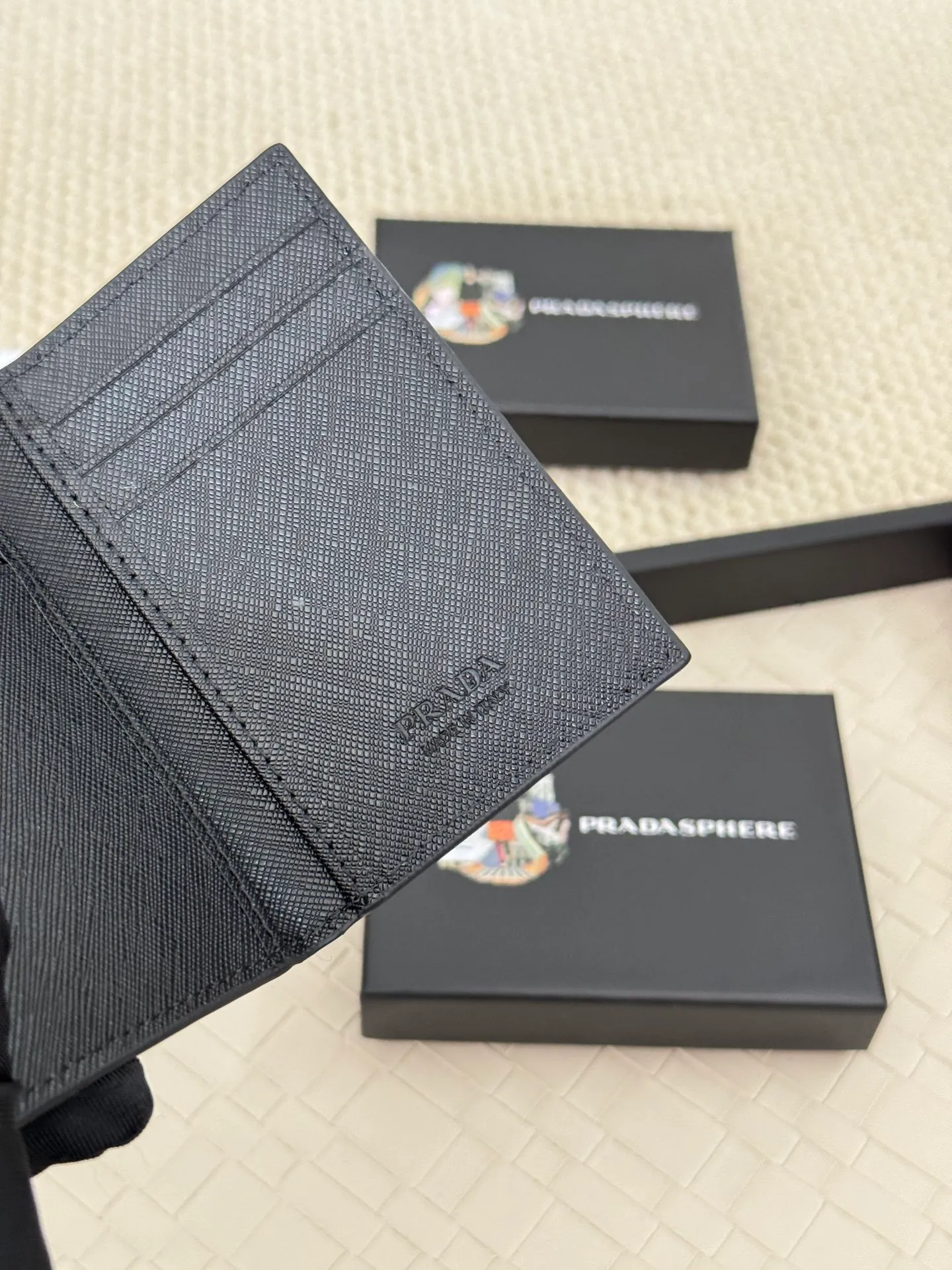 💰120 prada cross pattern unisex card holder, can be placed in pockets, bags, and can be held in hand, made of cross pattern imported calfskin, pocket card holder, can hold change, 6 card slots, simple and elegant fashion trend. Model 2MC101, color as shown in the picture, size 11×7cm,