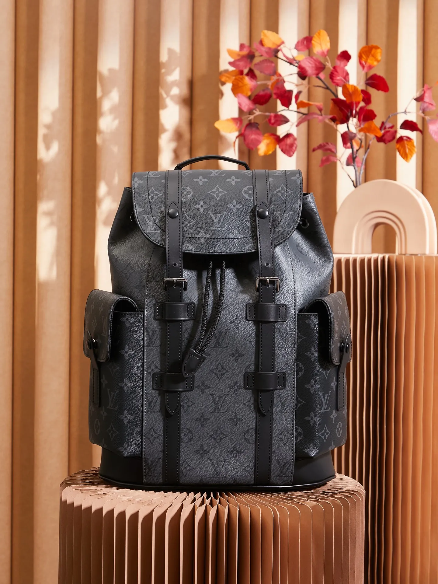 P¥920👉nfc dynamic chip version👈【Top inspection-free pure steel hardware】𝐂𝐇𝐑𝐈𝐒𝐓𝐎𝐏𝐇𝐄𝐑 Small backpack series m46331 inspection-free version ✔️Size: 32*39*12cm 𝒄𝒉𝒓𝒊𝒔𝒕𝒐 𝒑𝒉𝒆𝒓Small size series! A unisex backpack, a daily bag that is very suitable for outdoor use. Its attractive design style is quite tasteful and can easily meet the daily travel capacity. It can hold laptops, books, documents, etc., and the flap closure snaps and drawstrings are more layered and retro. It is an almost versatile bag shape! This model has a high utilization rate and is a must-have for daily commuting and traveling. It doesn��t matter how tall you are!