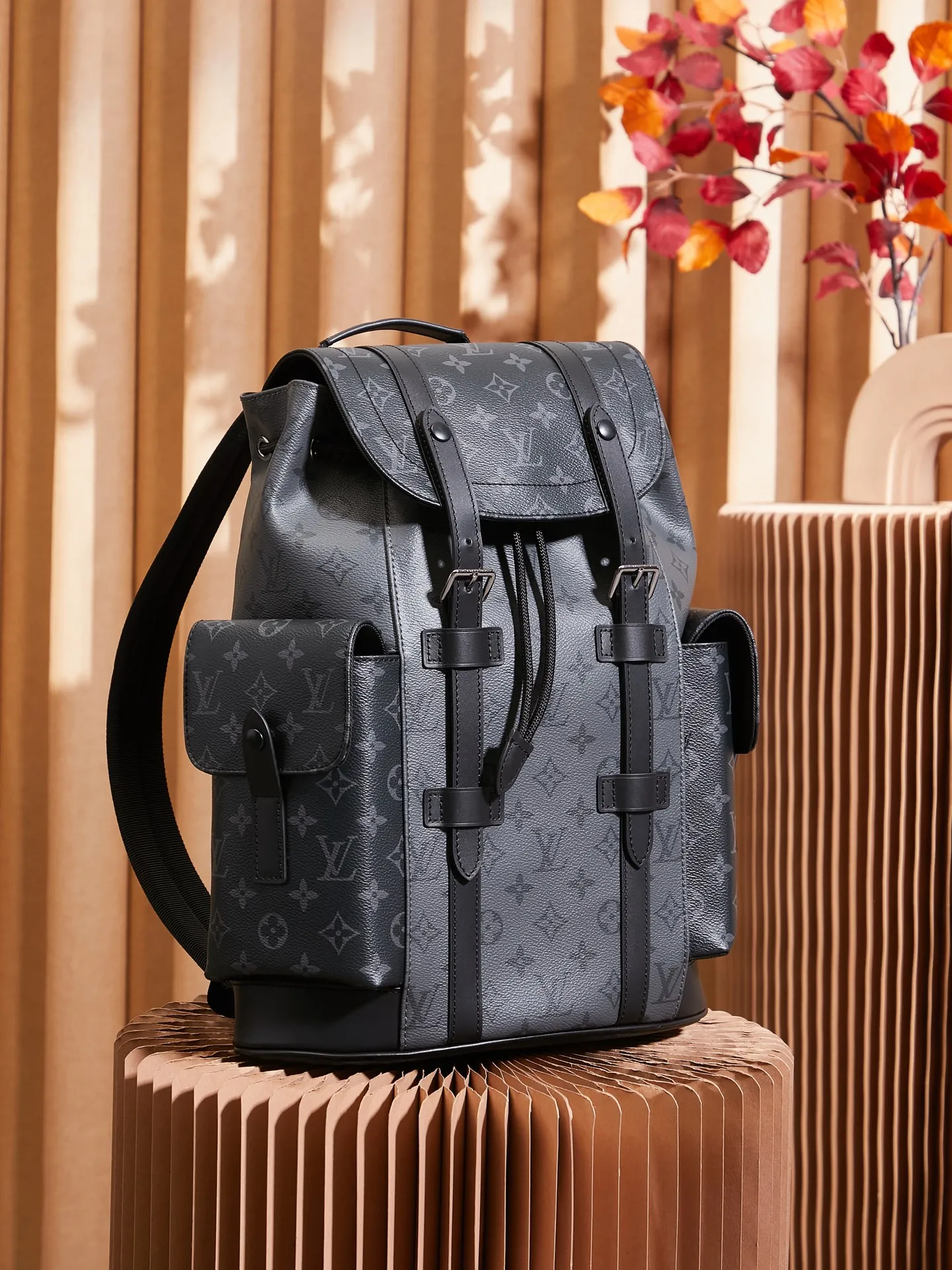 P¥920👉nfc dynamic chip version👈【Top inspection-free pure steel hardware】𝐂𝐇𝐑𝐈𝐒𝐓𝐎𝐏𝐇𝐄𝐑 Small backpack series m46331 inspection-free version ✔️Size: 32*39*12cm 𝒄𝒉𝒓𝒊𝒔𝒕𝒐 𝒑𝒉𝒆𝒓Small size series! A unisex backpack, a daily bag that is very suitable for outdoor use. Its attractive design style is quite tasteful and can easily meet the daily travel capacity. It can hold laptops, books, documents, etc., and the flap closure snaps and drawstrings are more layered and retro. It is an almost versatile bag shape! This model has a high utilization rate and is a must-have for daily commuting and traveling. It doesn��t matter how tall you are!