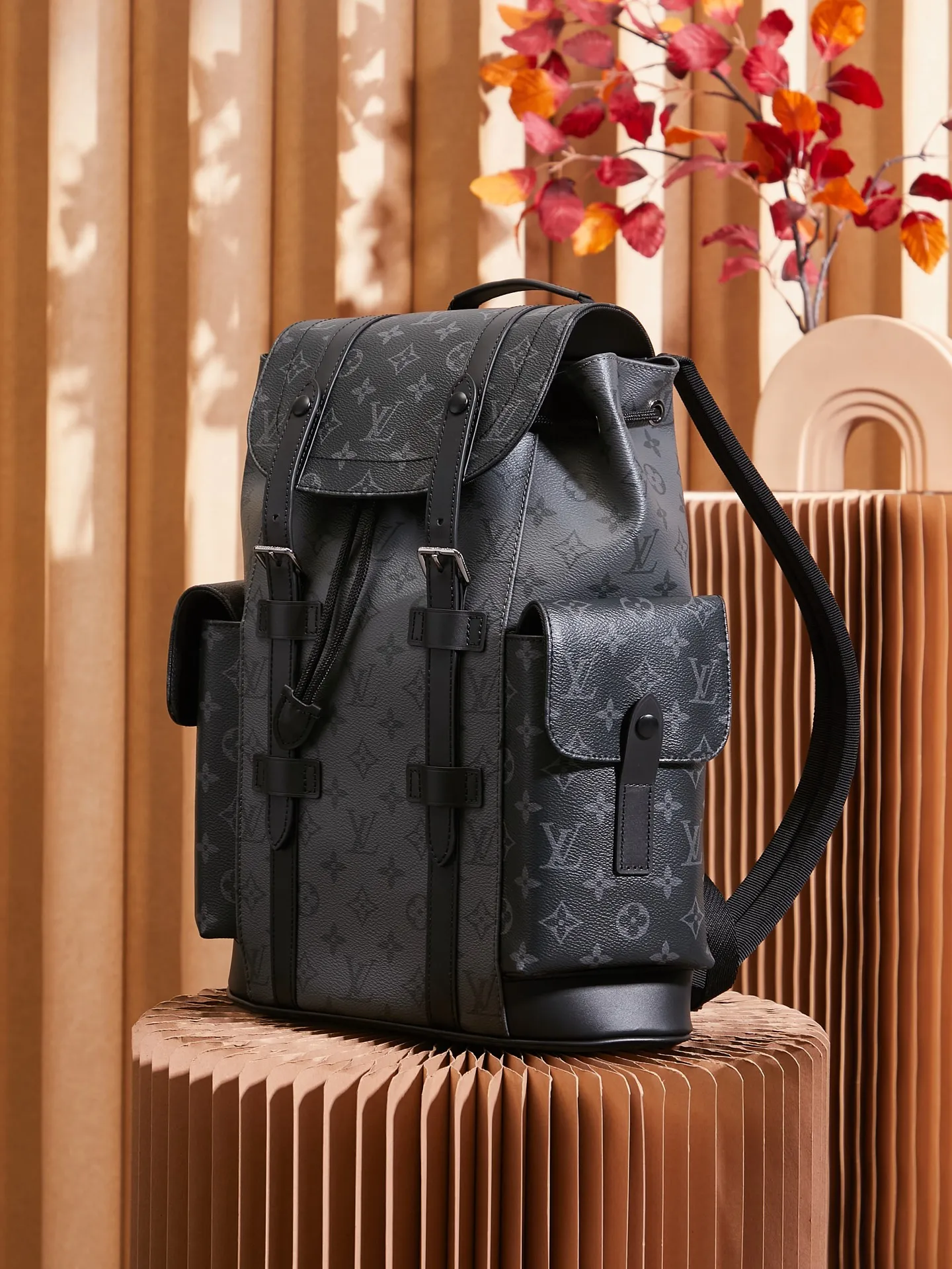 P¥920👉nfc dynamic chip version👈【Top inspection-free pure steel hardware】𝐂𝐇𝐑𝐈𝐒𝐓𝐎𝐏𝐇𝐄𝐑 Small backpack series m46331 inspection-free version ✔️Size: 32*39*12cm 𝒄𝒉𝒓𝒊𝒔𝒕𝒐 𝒑𝒉𝒆𝒓Small size series! A unisex backpack, a daily bag that is very suitable for outdoor use. Its attractive design style is quite tasteful and can easily meet the daily travel capacity. It can hold laptops, books, documents, etc., and the flap closure snaps and drawstrings are more layered and retro. It is an almost versatile bag shape! This model has a high utilization rate and is a must-have for daily commuting and traveling. It doesn��t matter how tall you are!