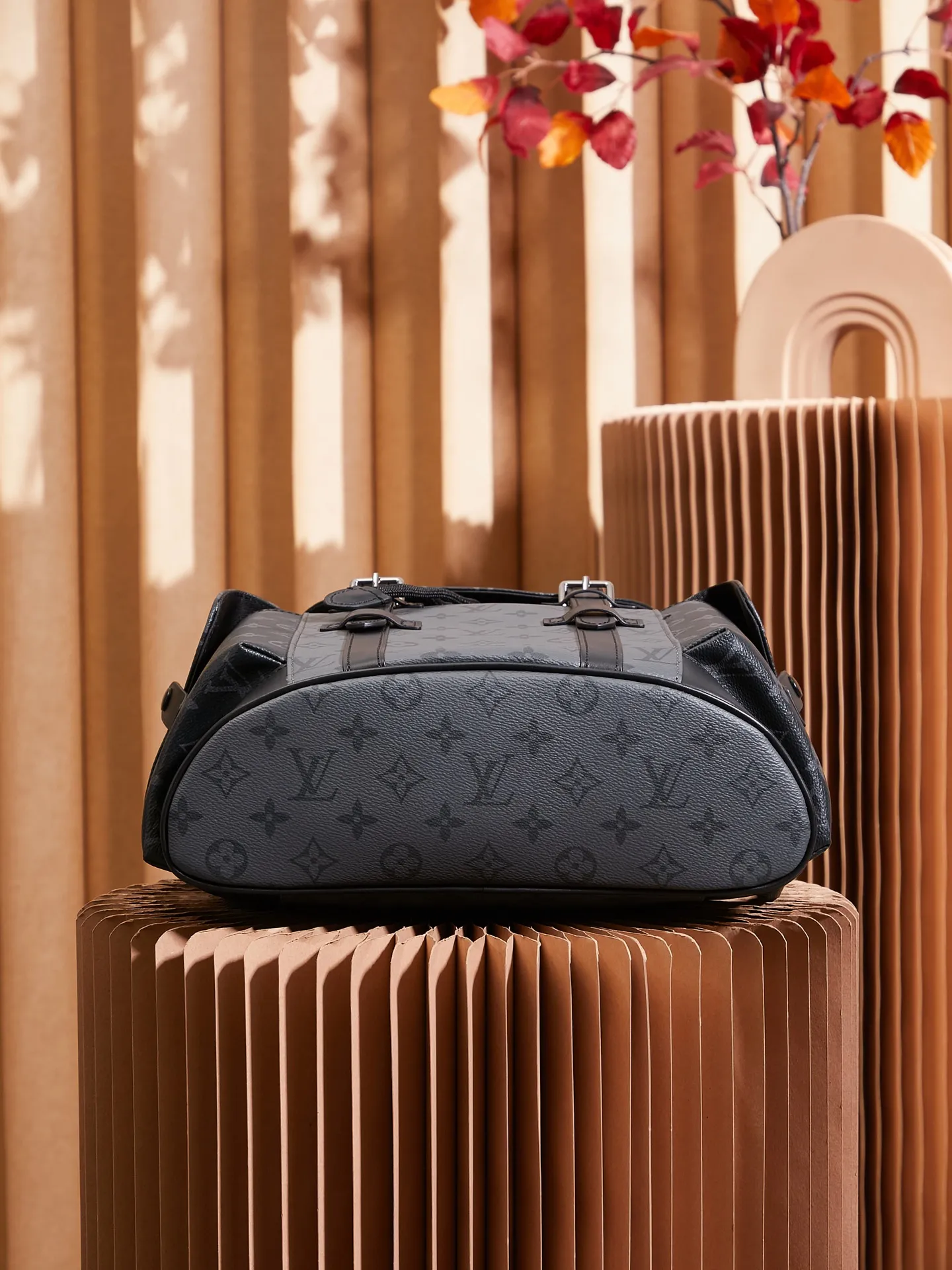 P¥920👉nfc dynamic chip version👈【Top inspection-free pure steel hardware】𝐂𝐇𝐑𝐈𝐒𝐓𝐎𝐏𝐇𝐄𝐑 Small backpack series m46331 inspection-free version ✔️Size: 32*39*12cm 𝒄𝒉𝒓𝒊𝒔𝒕𝒐 𝒑𝒉𝒆𝒓Small size series! A unisex backpack, a daily bag that is very suitable for outdoor use. Its attractive design style is quite tasteful and can easily meet the daily travel capacity. It can hold laptops, books, documents, etc., and the flap closure snaps and drawstrings are more layered and retro. It is an almost versatile bag shape! This model has a high utilization rate and is a must-have for daily commuting and traveling. It doesn��t matter how tall you are!