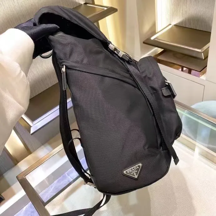 P900¥ [strong], top original quality [celebration] ✨Classic hot style✨ The latest Pr@da men's backpack 2VZ135 Triangular enamel nameplate logo Imported original parachute fabric Using imported equipment ✈️ + original hardware accessories Adjustable nylon shoulder straps Flip strap closure and internal drawstring closure Perfect details on the back padding 😘With OEM code Size 17*27*45 Fashionable and casual, a must-have for fashionistas [deyi][deyi] It will be shipped soon [deyi][deyi]