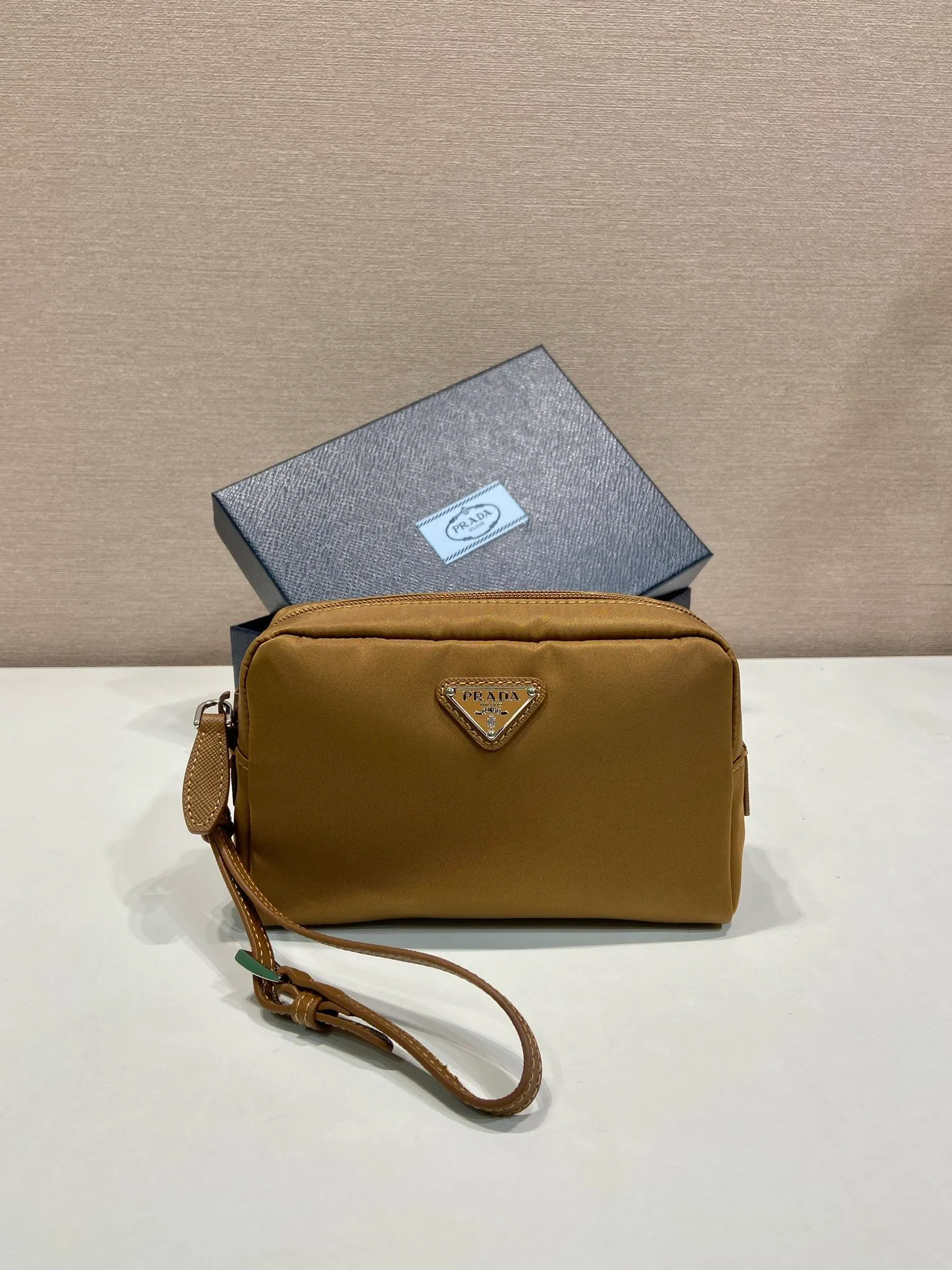 💰520🎉New clutch bag🎉1NS021 large size🎉🎉 This clutch bag is made of imported innovative Re-Nylon recycled nylon fabric. The iconic triangular logo in enameled metal accents the clean lines. The bag opens to reveal a zippered inner pocket. Detachable leather wristband, large capacity, no problem with daily essentials for going out😘😘The large handbag you have been dreaming about has arrived, babies, hurry up and get it🎉🎉 Length 17x Height 11x Bottom 5.5cm🎉🎉🎉😘😘😘