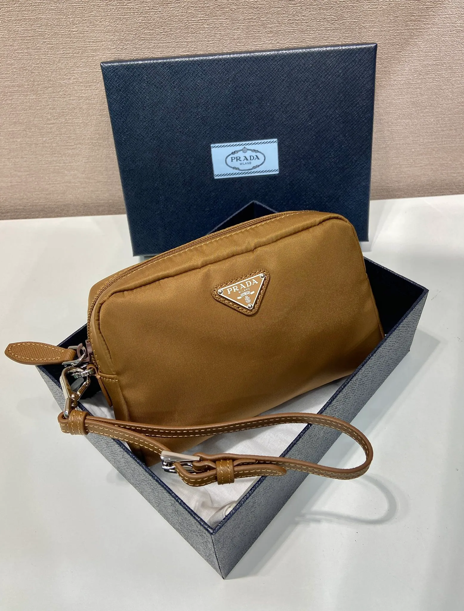 💰520🎉New clutch bag🎉1NS021 large size🎉🎉 This clutch bag is made of imported innovative Re-Nylon recycled nylon fabric. The iconic triangular logo in enameled metal accents the clean lines. The bag opens to reveal a zippered inner pocket. Detachable leather wristband, large capacity, no problem with daily essentials for going out😘😘The large handbag you have been dreaming about has arrived, babies, hurry up and get it🎉🎉 Length 17x Height 11x Bottom 5.5cm🎉🎉🎉😘😘😘