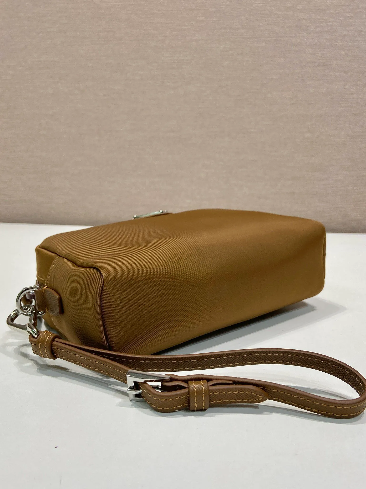 💰520🎉New clutch bag🎉1NS021 large size🎉🎉 This clutch bag is made of imported innovative Re-Nylon recycled nylon fabric. The iconic triangular logo in enameled metal accents the clean lines. The bag opens to reveal a zippered inner pocket. Detachable leather wristband, large capacity, no problem with daily essentials for going out😘😘The large handbag you have been dreaming about has arrived, babies, hurry up and get it🎉🎉 Length 17x Height 11x Bottom 5.5cm🎉🎉🎉😘😘😘