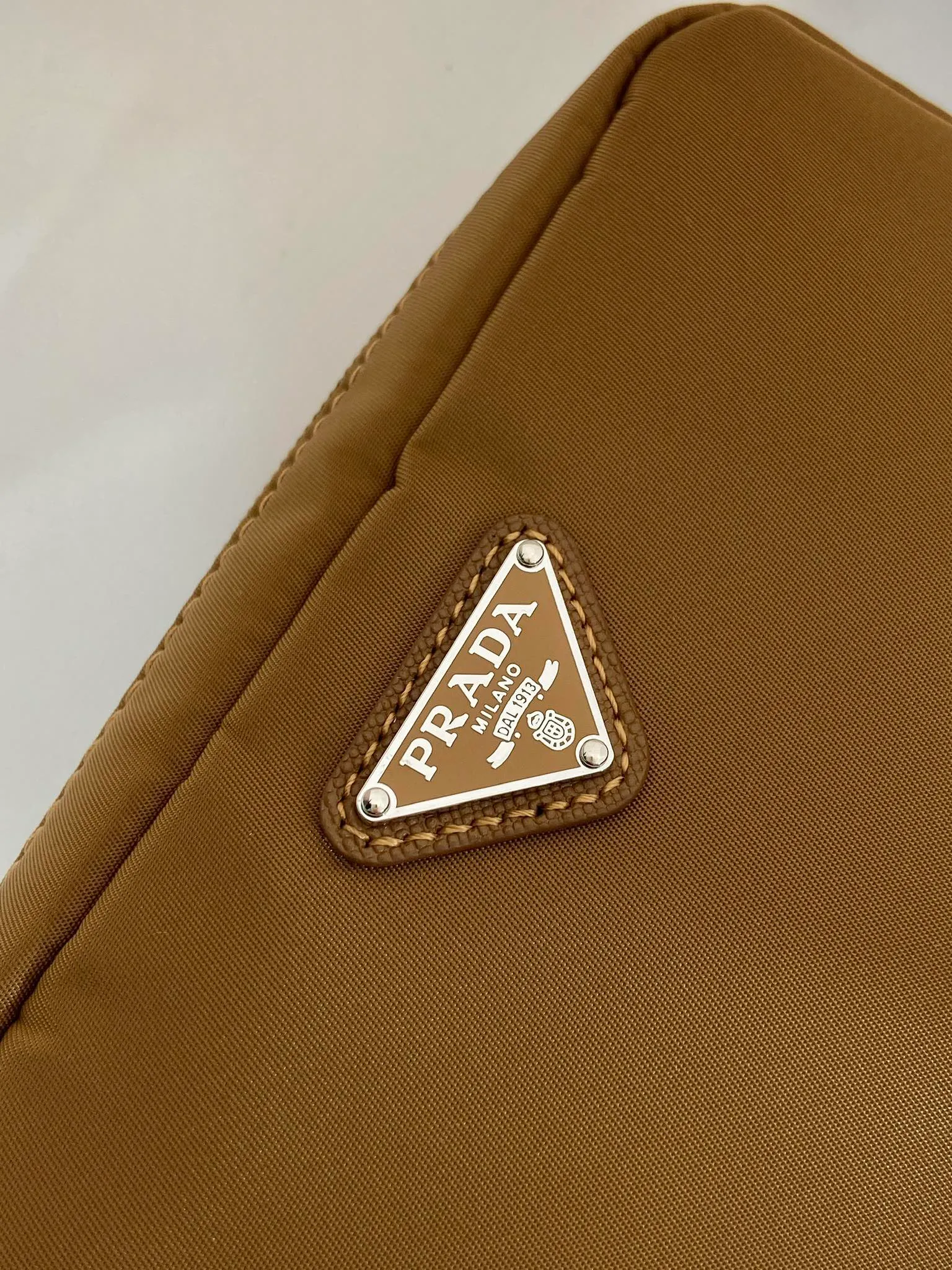 💰520🎉New clutch bag🎉1NS021 large size🎉🎉 This clutch bag is made of imported innovative Re-Nylon recycled nylon fabric. The iconic triangular logo in enameled metal accents the clean lines. The bag opens to reveal a zippered inner pocket. Detachable leather wristband, large capacity, no problem with daily essentials for going out😘😘The large handbag you have been dreaming about has arrived, babies, hurry up and get it🎉🎉 Length 17x Height 11x Bottom 5.5cm🎉🎉🎉😘😘😘