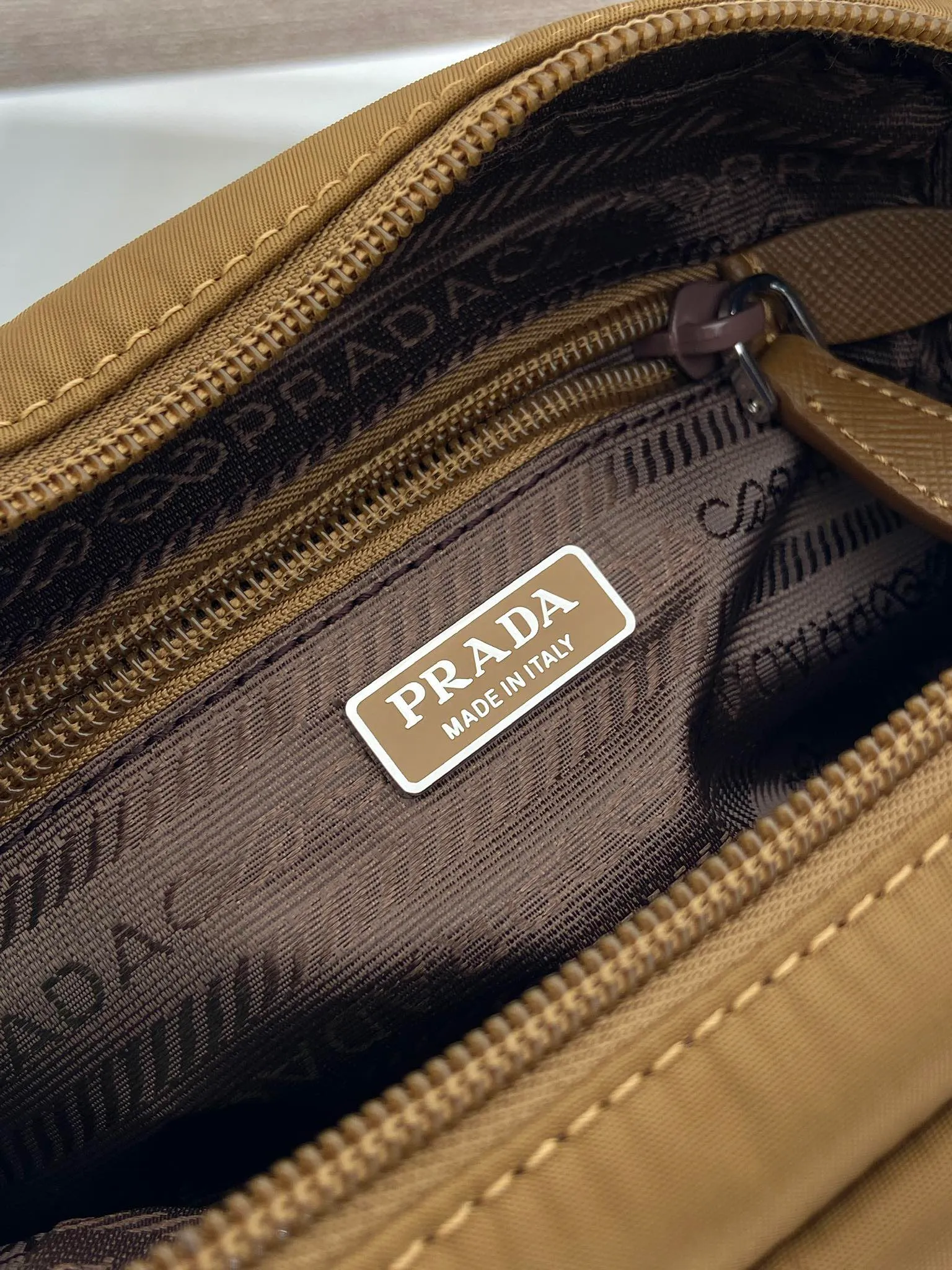 💰520🎉New clutch bag🎉1NS021 large size🎉🎉 This clutch bag is made of imported innovative Re-Nylon recycled nylon fabric. The iconic triangular logo in enameled metal accents the clean lines. The bag opens to reveal a zippered inner pocket. Detachable leather wristband, large capacity, no problem with daily essentials for going out😘😘The large handbag you have been dreaming about has arrived, babies, hurry up and get it🎉🎉 Length 17x Height 11x Bottom 5.5cm🎉🎉🎉😘😘😘
