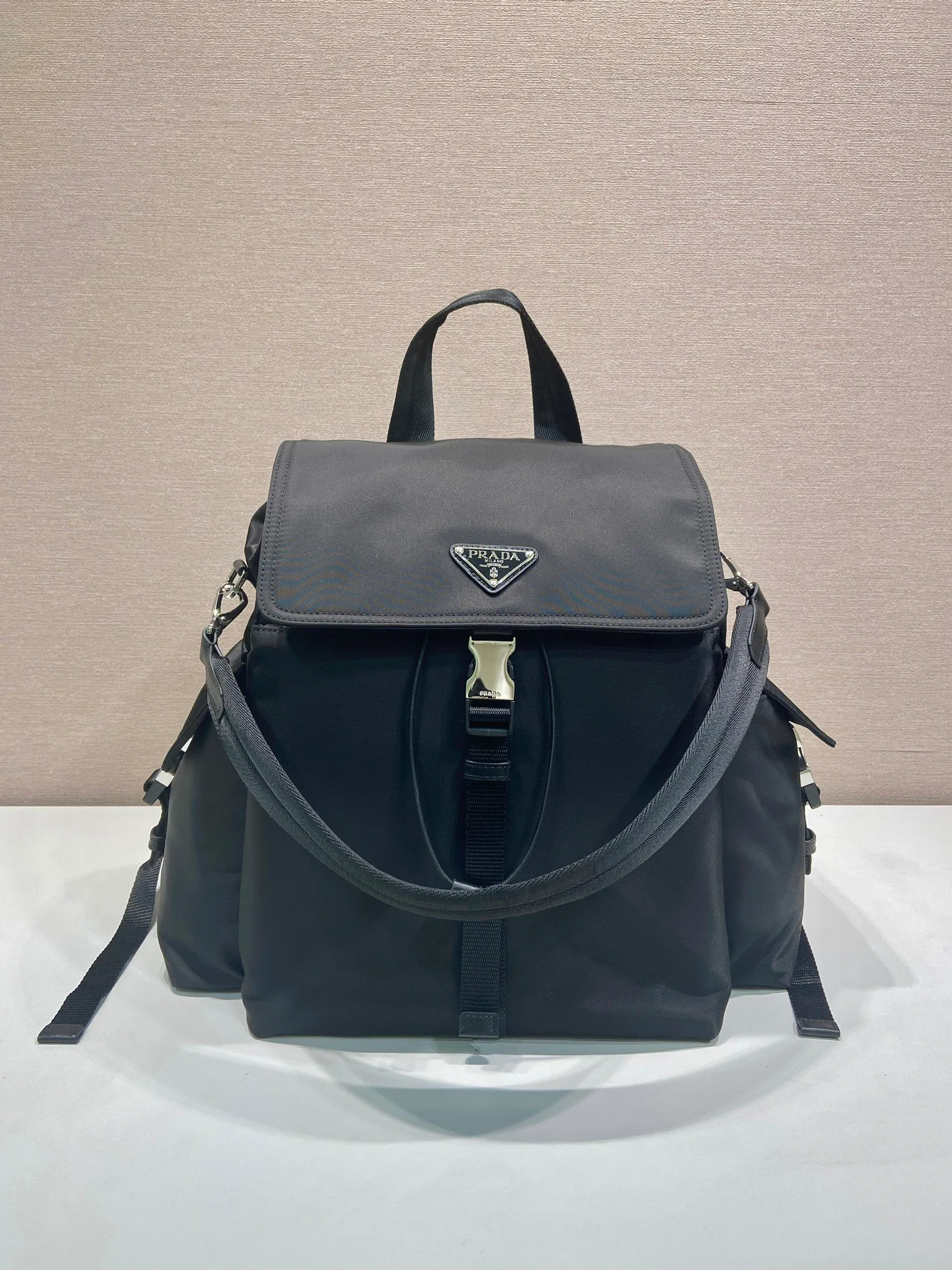 💰1520🎉New Backpack 🎉2VZ118🎉👌 This Explore handbag perfectly combines elegance and functionality, with a multi-pocket silhouette with soft lines. Designed for urban exploration and outdoor adventures, the style features a removable handle for shoulder carry. The combination of regenerated nylon and leather reflects the duality of the design, integrating technical details and sophistication. The bag is designed with a flap and side opening buckle system. It has three external pockets with zippers and a side opening buckle system on the flap. The back pocket is equipped with a magnetic buckle. The interior is equipped with zipper pockets and patch pockets. It has a large capacity and space. It is also a popular style that will never go out of style. Hurry up and get it🎉🎉 Length 39x Height 37x Bottom 20cm