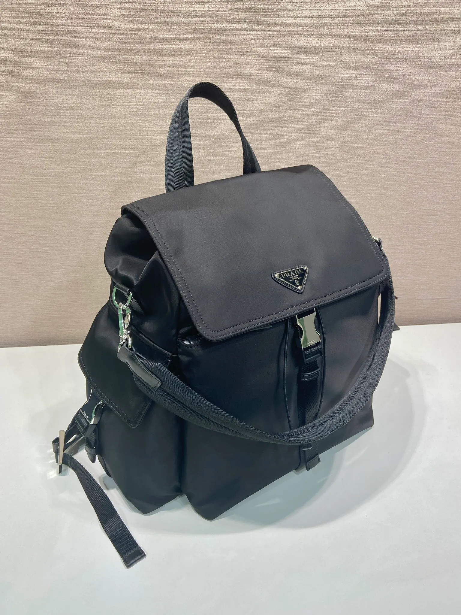 💰1520🎉New Backpack 🎉2VZ118🎉👌 This Explore handbag perfectly combines elegance and functionality, with a multi-pocket silhouette with soft lines. Designed for urban exploration and outdoor adventures, the style features a removable handle for shoulder carry. The combination of regenerated nylon and leather reflects the duality of the design, integrating technical details and sophistication. The bag is designed with a flap and side opening buckle system. It has three external pockets with zippers and a side opening buckle system on the flap. The back pocket is equipped with a magnetic buckle. The interior is equipped with zipper pockets and patch pockets. It has a large capacity and space. It is also a popular style that will never go out of style. Hurry up and get it🎉🎉 Length 39x Height 37x Bottom 20cm