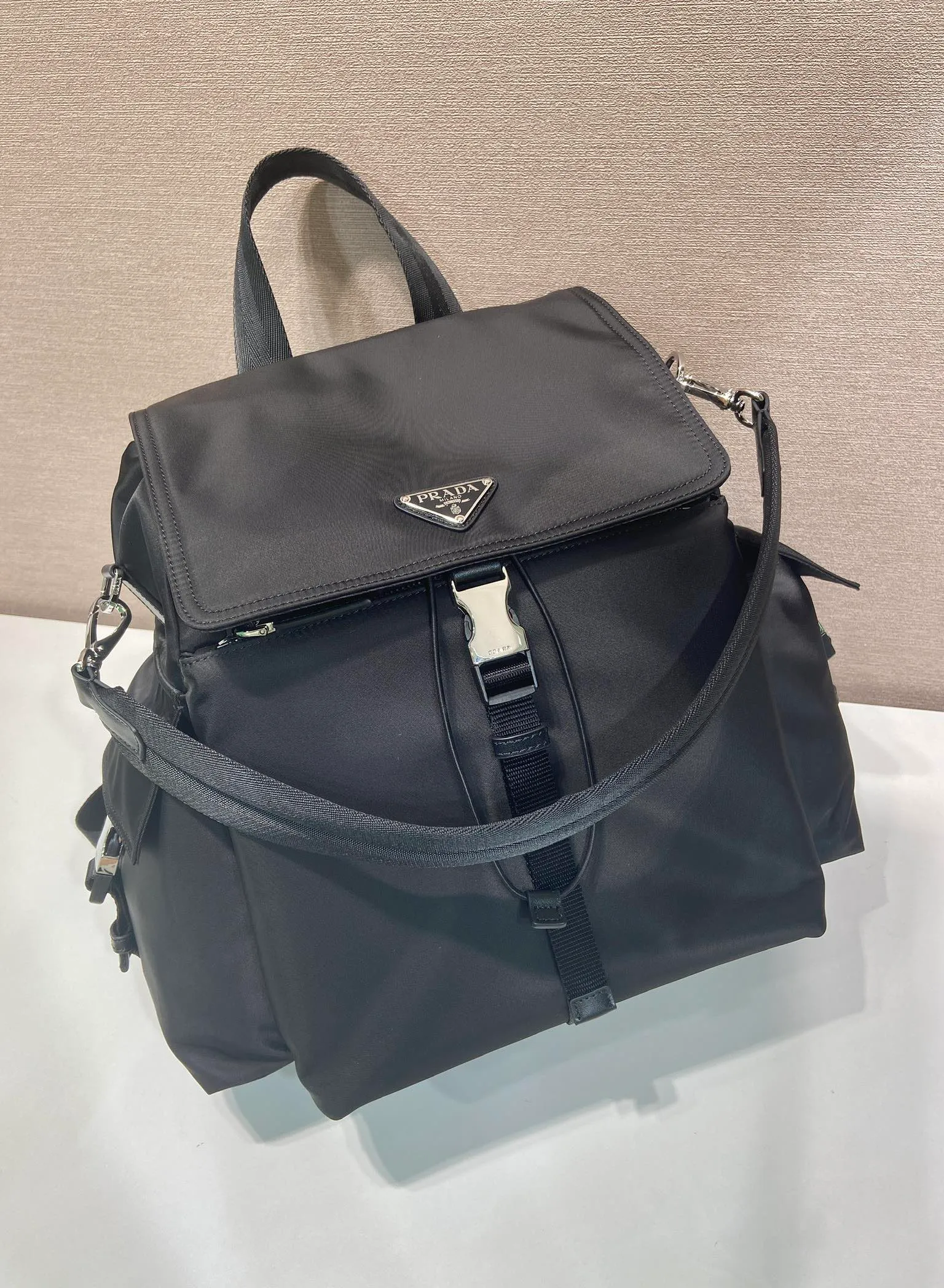 💰1520🎉New Backpack 🎉2VZ118🎉👌 This Explore handbag perfectly combines elegance and functionality, with a multi-pocket silhouette with soft lines. Designed for urban exploration and outdoor adventures, the style features a removable handle for shoulder carry. The combination of regenerated nylon and leather reflects the duality of the design, integrating technical details and sophistication. The bag is designed with a flap and side opening buckle system. It has three external pockets with zippers and a side opening buckle system on the flap. The back pocket is equipped with a magnetic buckle. The interior is equipped with zipper pockets and patch pockets. It has a large capacity and space. It is also a popular style that will never go out of style. Hurry up and get it🎉🎉 Length 39x Height 37x Bottom 20cm