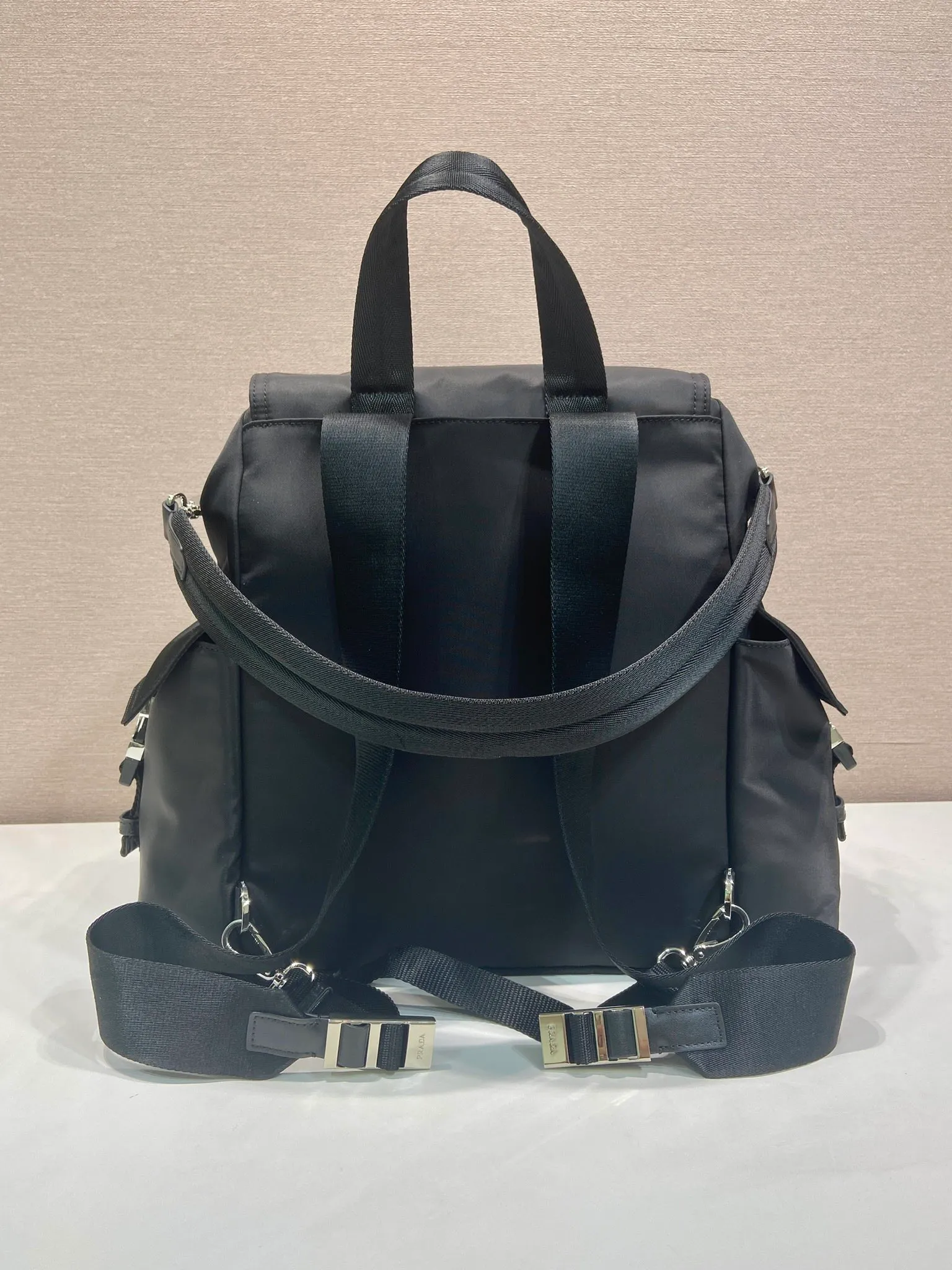 💰1520🎉New Backpack 🎉2VZ118🎉👌 This Explore handbag perfectly combines elegance and functionality, with a multi-pocket silhouette with soft lines. Designed for urban exploration and outdoor adventures, the style features a removable handle for shoulder carry. The combination of regenerated nylon and leather reflects the duality of the design, integrating technical details and sophistication. The bag is designed with a flap and side opening buckle system. It has three external pockets with zippers and a side opening buckle system on the flap. The back pocket is equipped with a magnetic buckle. The interior is equipped with zipper pockets and patch pockets. It has a large capacity and space. It is also a popular style that will never go out of style. Hurry up and get it🎉🎉 Length 39x Height 37x Bottom 20cm