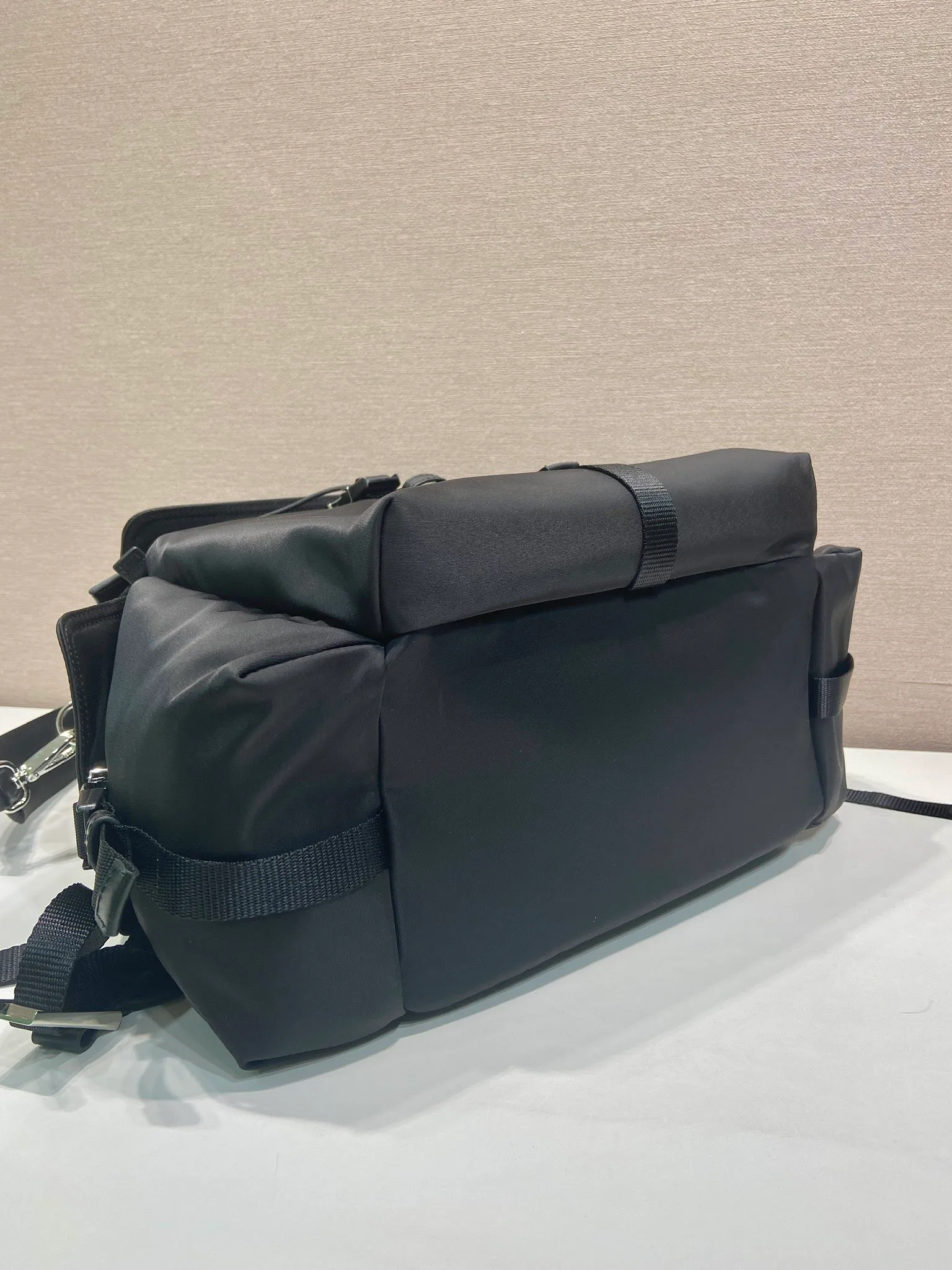 💰1520🎉New Backpack 🎉2VZ118🎉👌 This Explore handbag perfectly combines elegance and functionality, with a multi-pocket silhouette with soft lines. Designed for urban exploration and outdoor adventures, the style features a removable handle for shoulder carry. The combination of regenerated nylon and leather reflects the duality of the design, integrating technical details and sophistication. The bag is designed with a flap and side opening buckle system. It has three external pockets with zippers and a side opening buckle system on the flap. The back pocket is equipped with a magnetic buckle. The interior is equipped with zipper pockets and patch pockets. It has a large capacity and space. It is also a popular style that will never go out of style. Hurry up and get it🎉🎉 Length 39x Height 37x Bottom 20cm