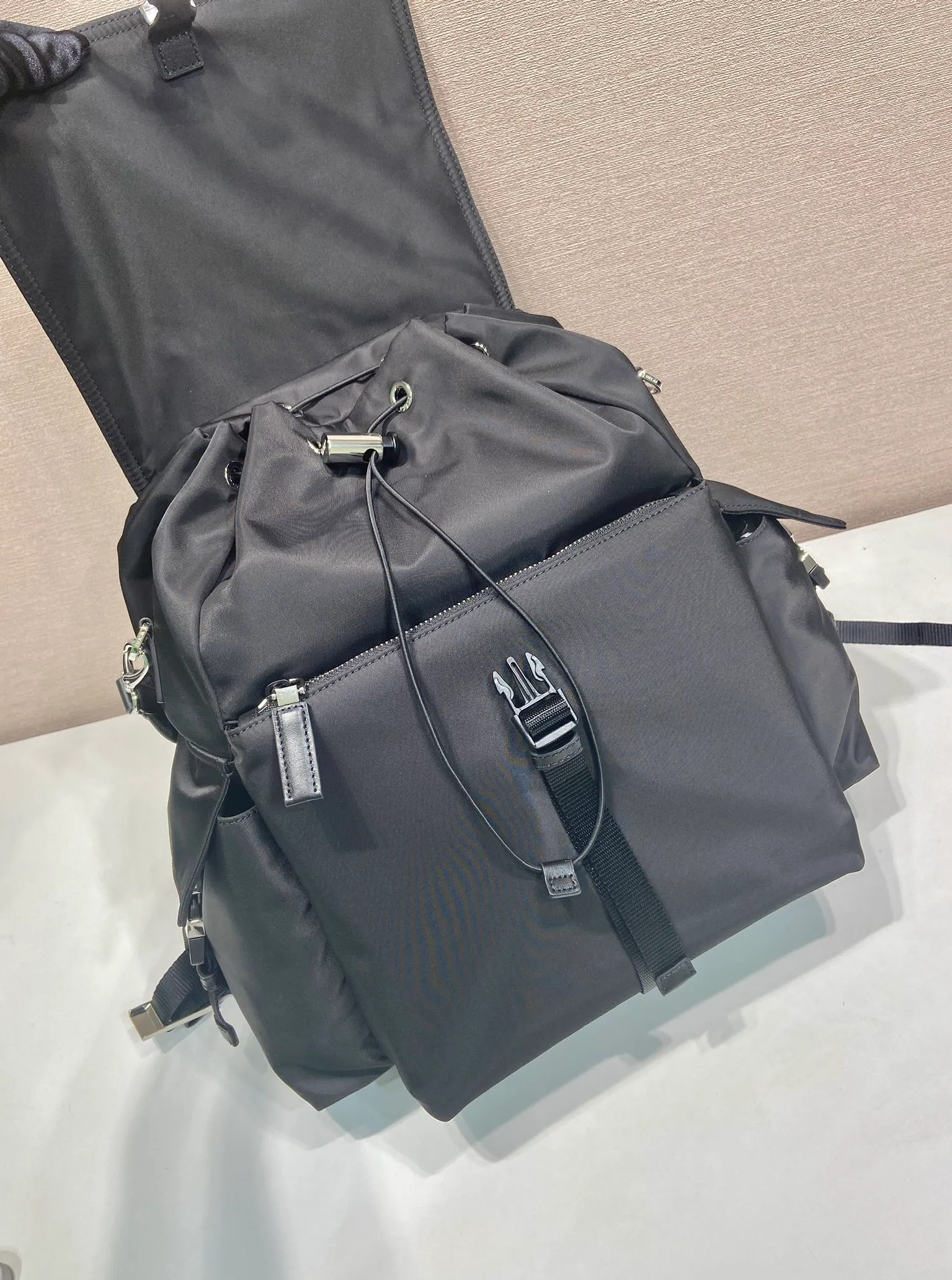 💰1520🎉New Backpack 🎉2VZ118🎉👌 This Explore handbag perfectly combines elegance and functionality, with a multi-pocket silhouette with soft lines. Designed for urban exploration and outdoor adventures, the style features a removable handle for shoulder carry. The combination of regenerated nylon and leather reflects the duality of the design, integrating technical details and sophistication. The bag is designed with a flap and side opening buckle system. It has three external pockets with zippers and a side opening buckle system on the flap. The back pocket is equipped with a magnetic buckle. The interior is equipped with zipper pockets and patch pockets. It has a large capacity and space. It is also a popular style that will never go out of style. Hurry up and get it🎉🎉 Length 39x Height 37x Bottom 20cm