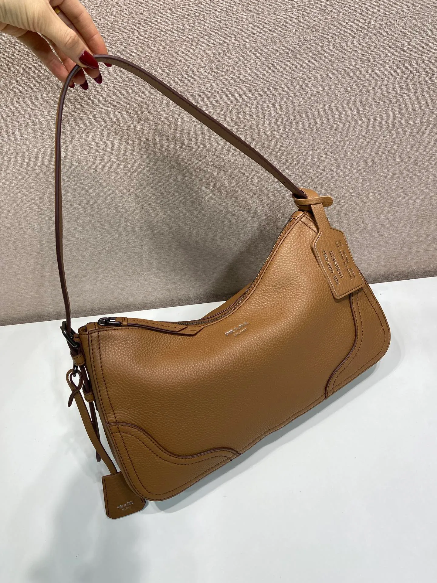 💰1760🎉New🎉1BC280🎉🎉 This new interpretation of the iconic Aimée bag celebrates the P family’s heritage with a design reminiscent of a travel theme. The unique hobo silhouette adds a new element, as the leather is richly textured and exhibits fine, irregular textures for a natural and refined effect. Reinforced corners inspired by travel bags highlight the craftsmanship and timeless character of this style. Detachable keychain/hot tag with large capacity and a popular style that will never go out of style🎉🎉Babies, hurry up and get it🎉🎉 Length 36x Height 20x Bottom 11cm🎉🎉💰💰💰