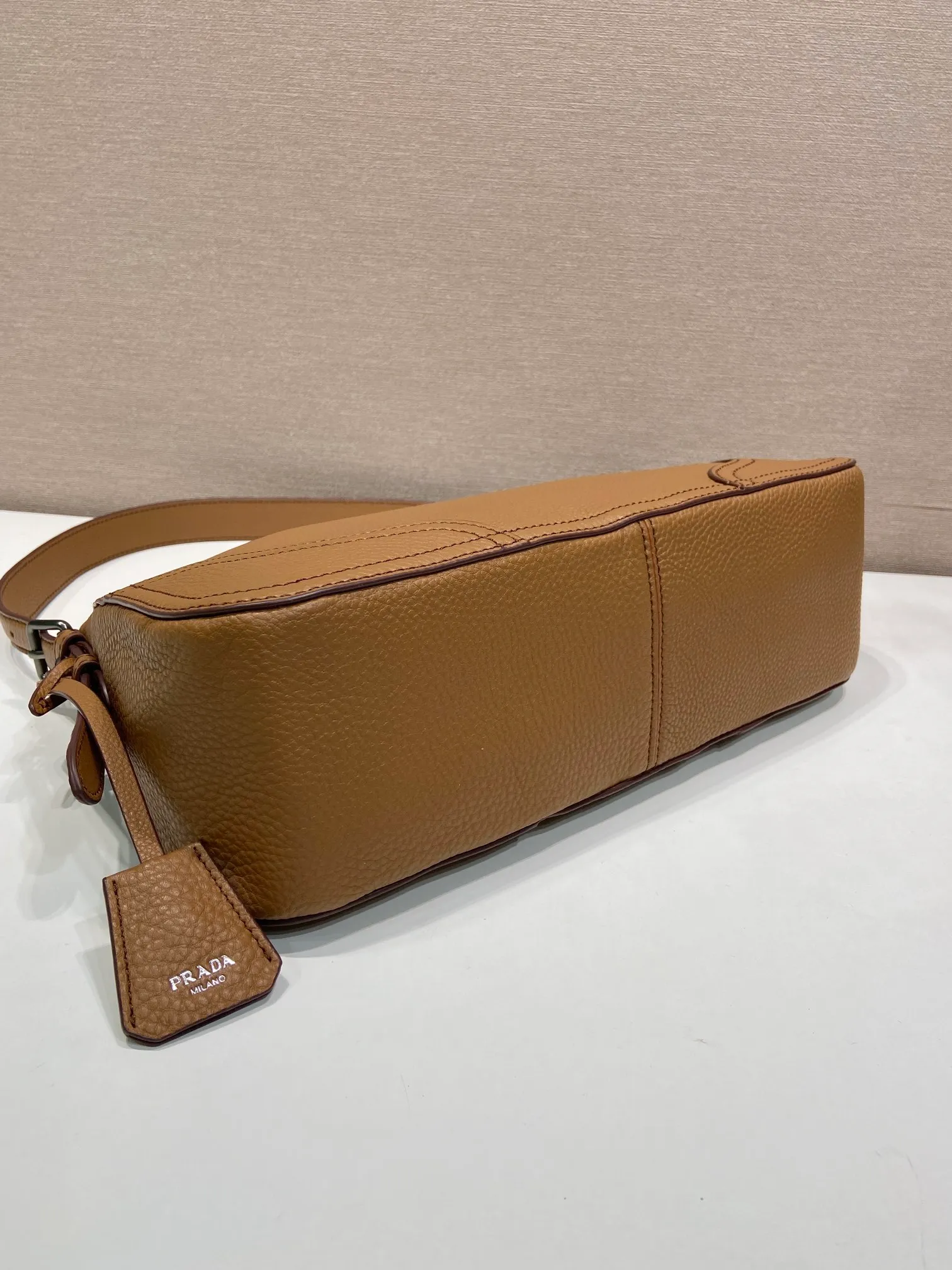 💰1760🎉New🎉1BC280🎉🎉 This new interpretation of the iconic Aimée bag celebrates the P family’s heritage with a design reminiscent of a travel theme. The unique hobo silhouette adds a new element, as the leather is richly textured and exhibits fine, irregular textures for a natural and refined effect. Reinforced corners inspired by travel bags highlight the craftsmanship and timeless character of this style. Detachable keychain/hot tag with large capacity and a popular style that will never go out of style🎉🎉Babies, hurry up and get it🎉🎉 Length 36x Height 20x Bottom 11cm🎉🎉💰💰💰