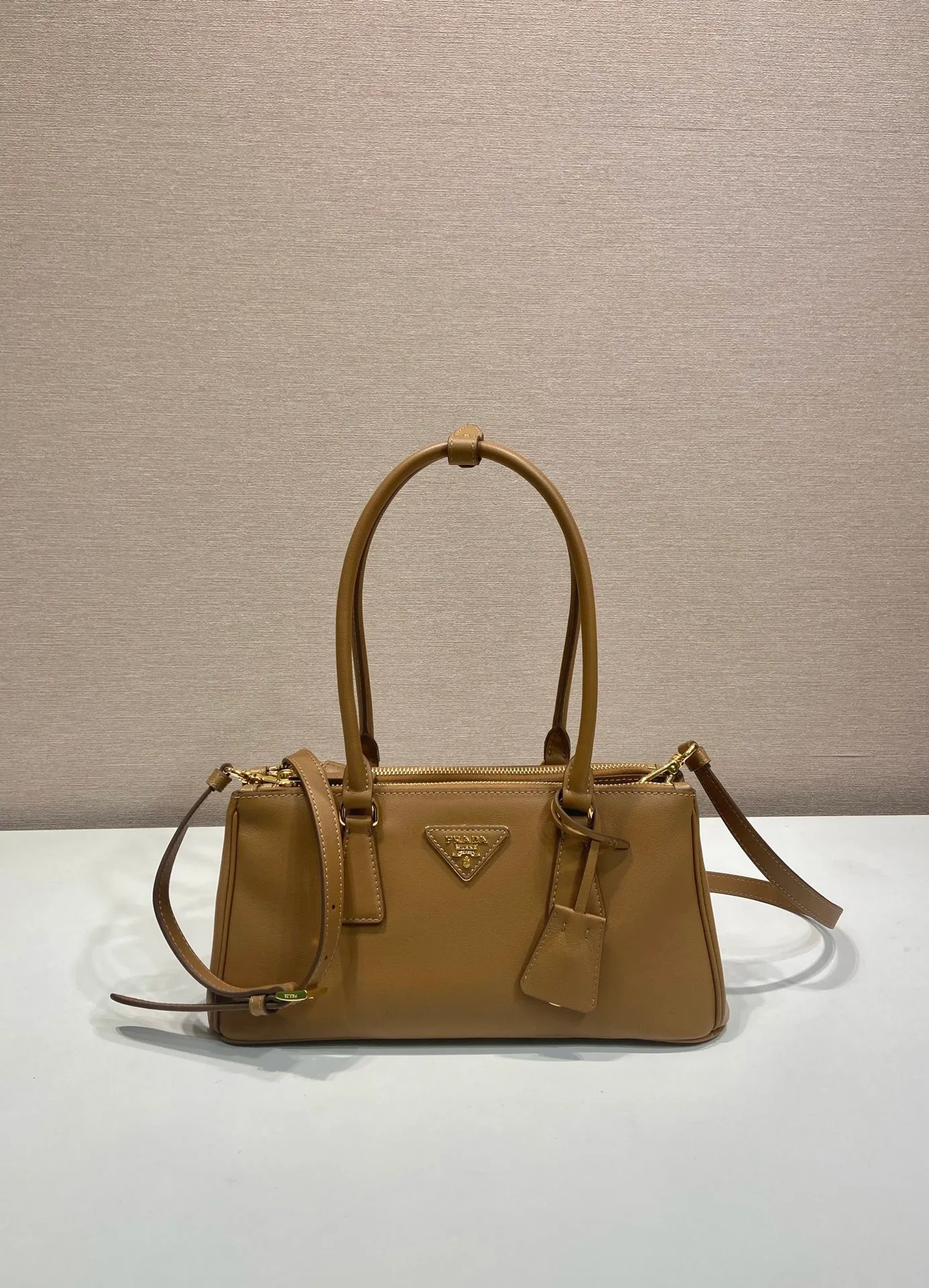💰1700🎉New killer bag🎉1BA457 new product🎉🎉 This killer bag is made of imported calfskin, top-grade hardware, equipped with a detachable and adjustable long shoulder strap, with large capacity space, and the upper body is very beautiful. Yes, it is back with double cleats, and it is another popular style that will never go out of style🎉 Hurry up and get it👏👏 Length 28x Height 14x Bottom 10.5cm👏👏👏💰💰💰