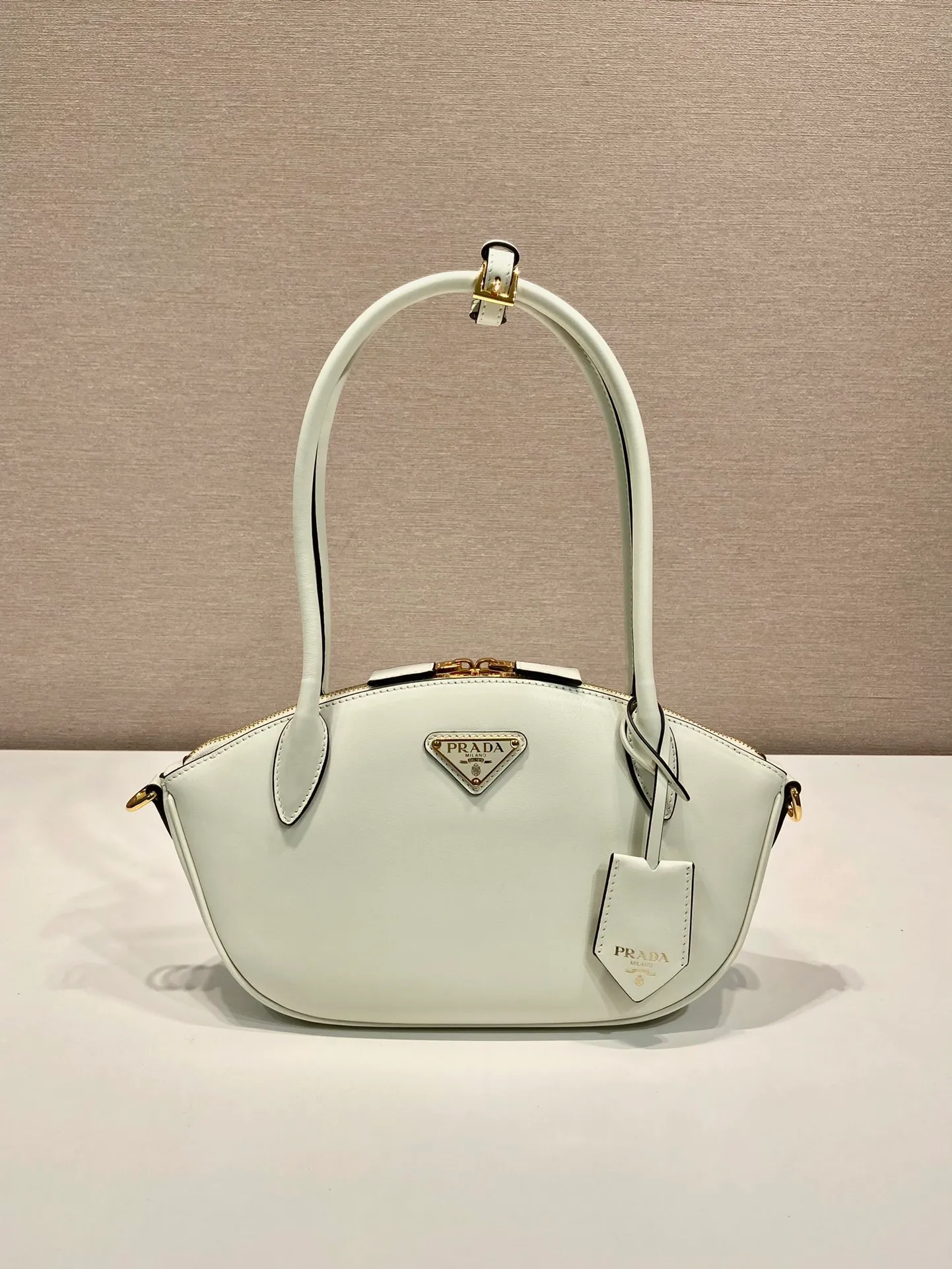 💰1500🎉New style🎉1BA427 handbag🎉🎉 This elegant geometric line handbag is made of imported calfskin, sinuous and gives off a modern atmosphere. The structured bag body is made of leather and is made with exquisite craftsmanship. It is equipped with exquisite details, a detachable leather keychain, simple and elegant. Baby, hurry up and get it🎉🎉 Length 26x Height 17x Bottom 9cm🎉🎉🎉👏👏👏