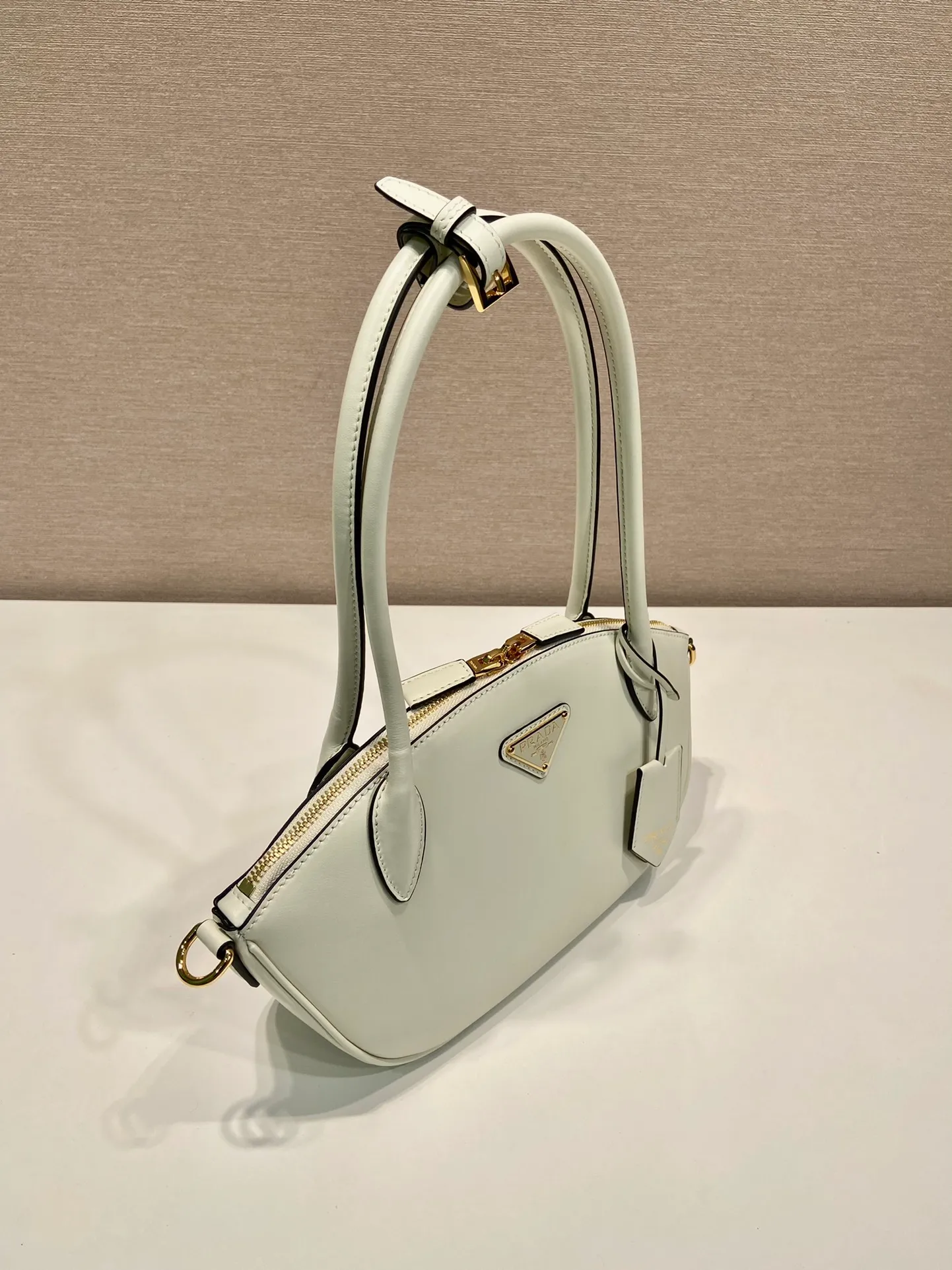💰1500🎉New style🎉1BA427 handbag🎉🎉 This elegant geometric line handbag is made of imported calfskin, sinuous and gives off a modern atmosphere. The structured bag body is made of leather and is made with exquisite craftsmanship. It is equipped with exquisite details, a detachable leather keychain, simple and elegant. Baby, hurry up and get it🎉🎉 Length 26x Height 17x Bottom 9cm🎉🎉🎉👏👏👏