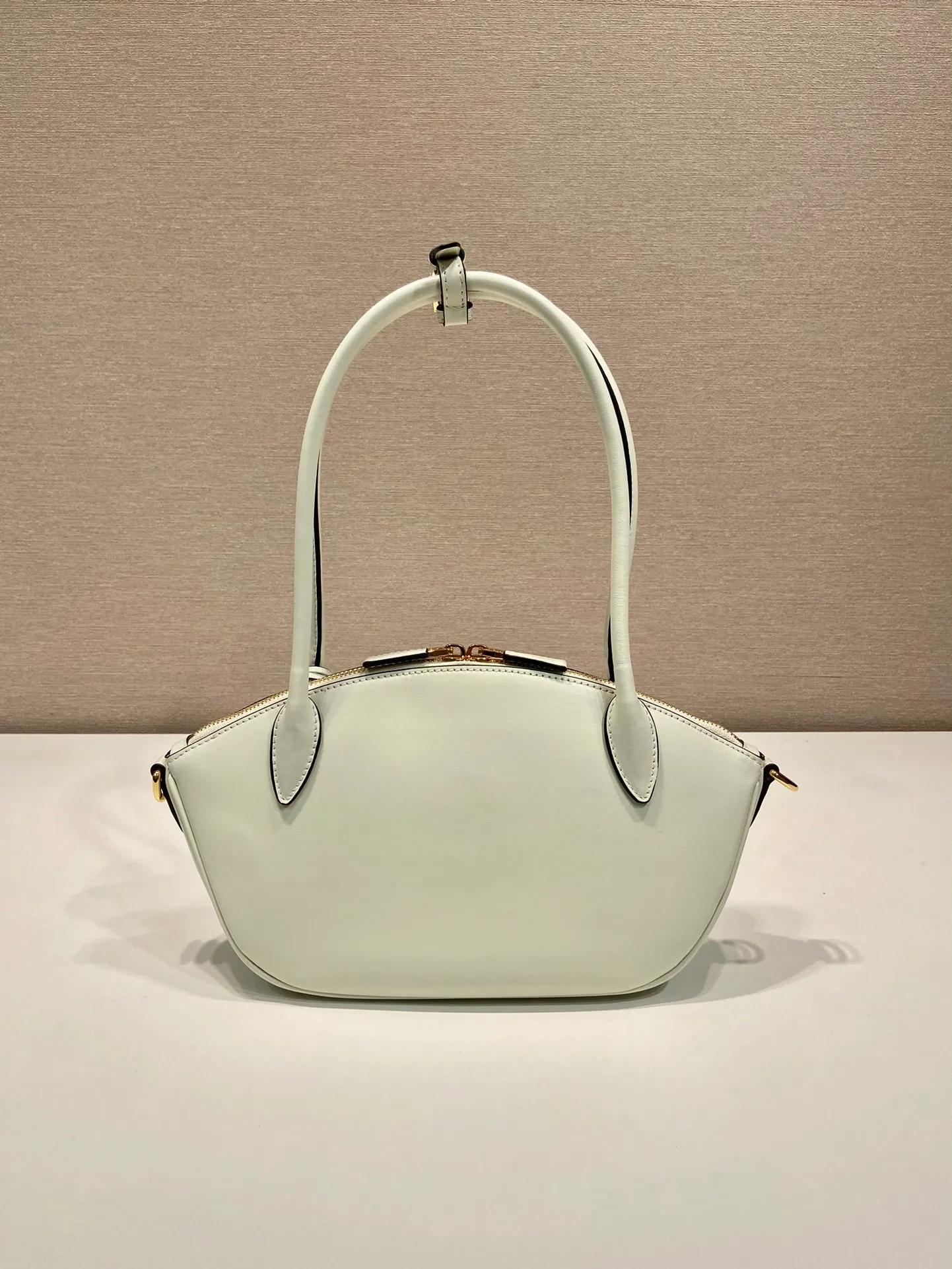 💰1500🎉New style🎉1BA427 handbag🎉🎉 This elegant geometric line handbag is made of imported calfskin, sinuous and gives off a modern atmosphere. The structured bag body is made of leather and is made with exquisite craftsmanship. It is equipped with exquisite details, a detachable leather keychain, simple and elegant. Baby, hurry up and get it🎉🎉 Length 26x Height 17x Bottom 9cm🎉🎉🎉👏👏👏