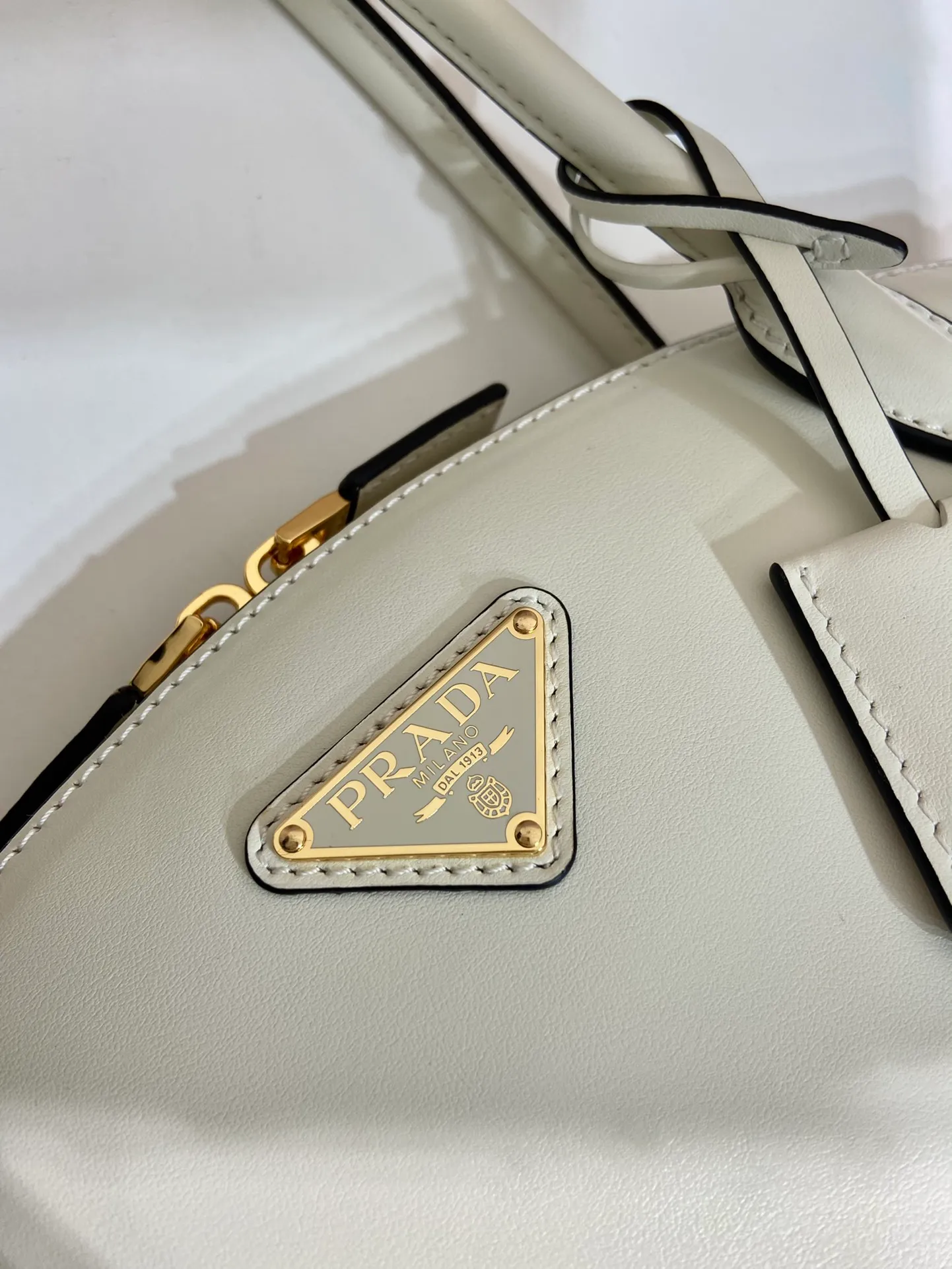 💰1500🎉New style🎉1BA427 handbag🎉🎉 This elegant geometric line handbag is made of imported calfskin, sinuous and gives off a modern atmosphere. The structured bag body is made of leather and is made with exquisite craftsmanship. It is equipped with exquisite details, a detachable leather keychain, simple and elegant. Baby, hurry up and get it🎉🎉 Length 26x Height 17x Bottom 9cm🎉🎉🎉👏👏👏