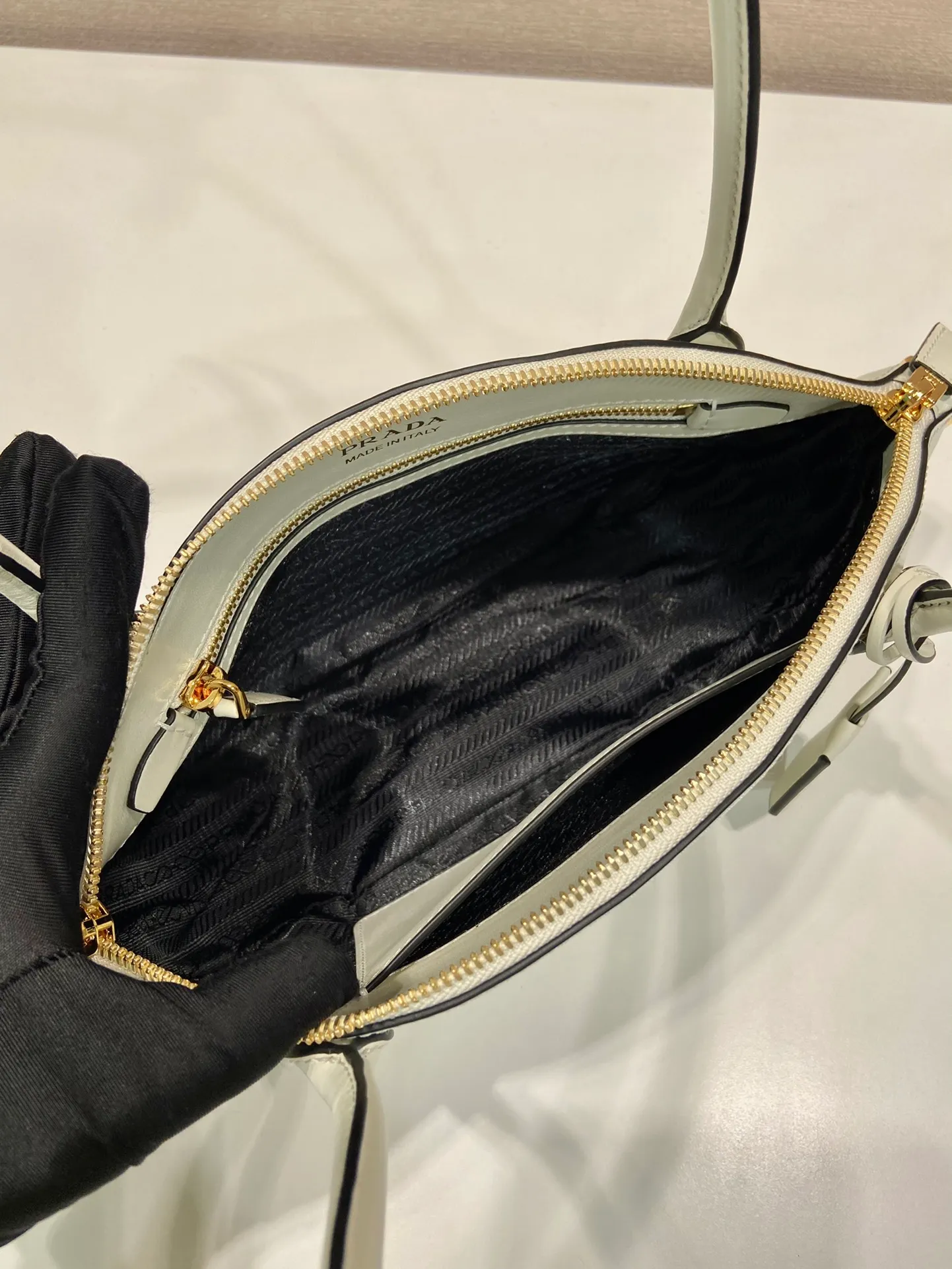 💰1500🎉New style🎉1BA427 handbag🎉🎉 This elegant geometric line handbag is made of imported calfskin, sinuous and gives off a modern atmosphere. The structured bag body is made of leather and is made with exquisite craftsmanship. It is equipped with exquisite details, a detachable leather keychain, simple and elegant. Baby, hurry up and get it🎉🎉 Length 26x Height 17x Bottom 9cm🎉🎉🎉👏👏👏