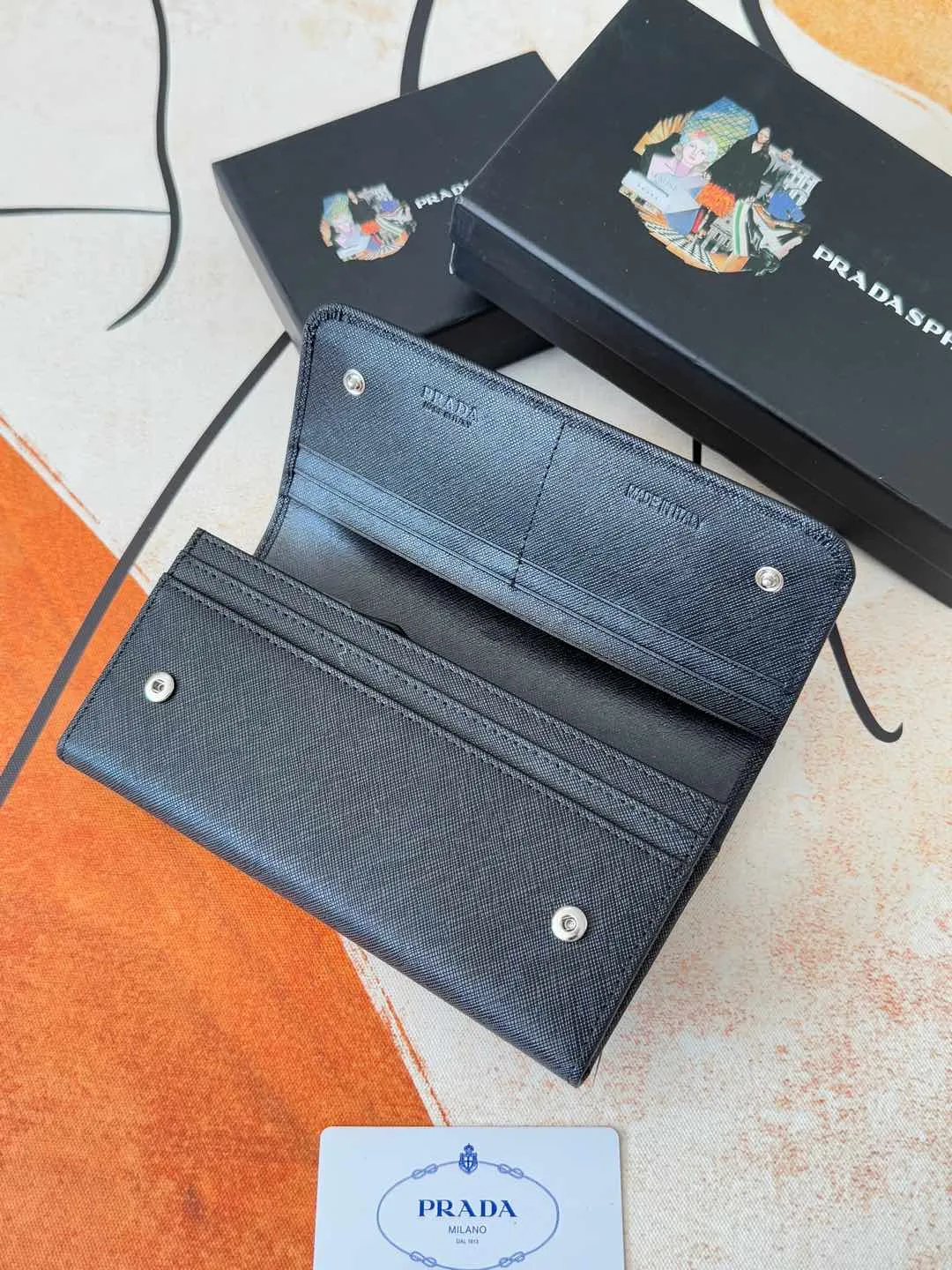 💰180💰Exclusive background hot model shipped: 💝 💝 Prada counter quality real shot [strong]! Model: LM1132 loose letter mark/gold hardware, original quality Leather: original cross pattern Colors are complete as shown in the picture ✌✌✌✌Length 19 Width 10 Height 2cm