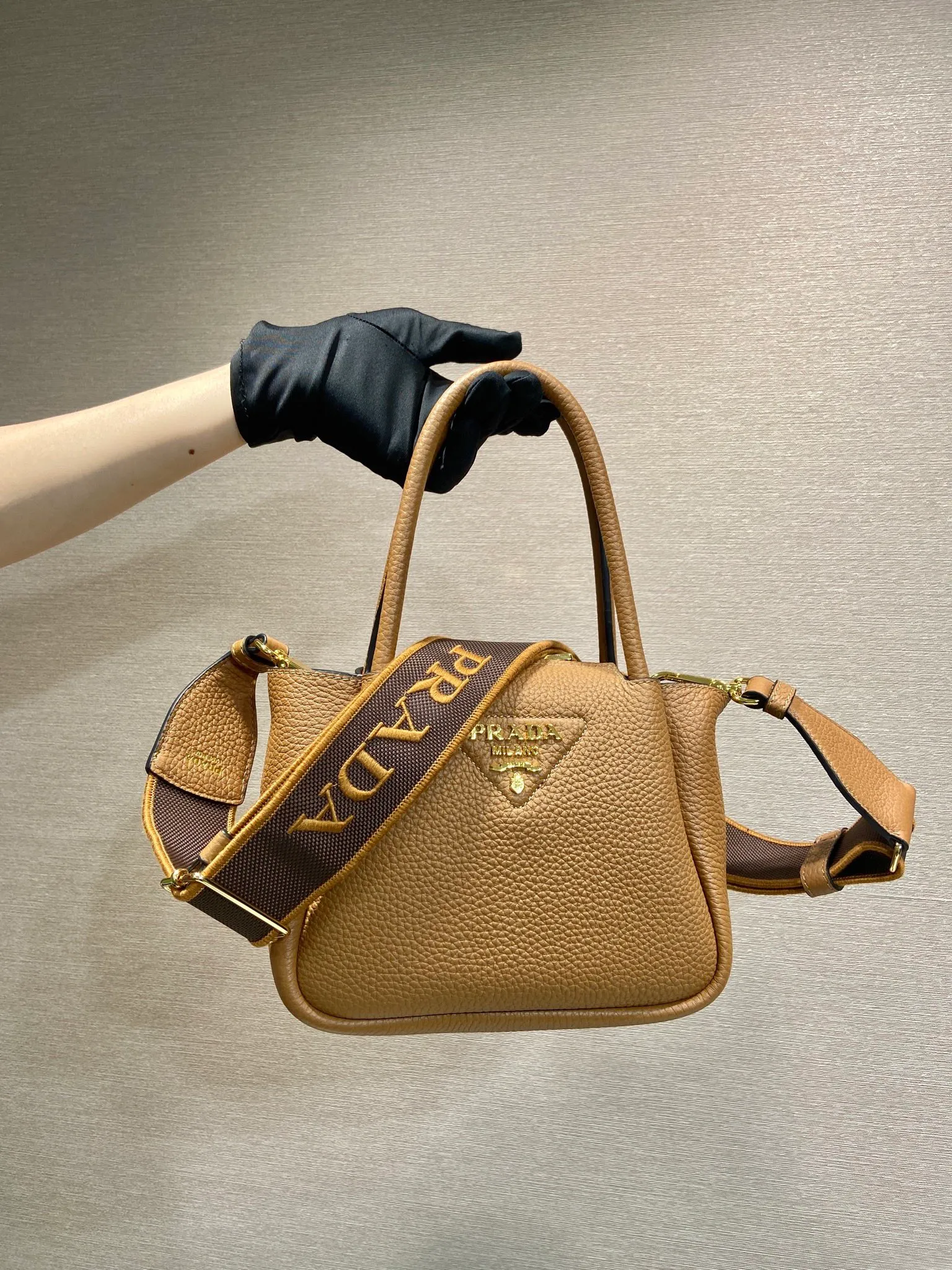 💰1760🎉New arrival🎉1BA362 mini size🎉🎉 This contemporary fine leather handbag displays natural texture and is designed with reverse stitching to create a soft and round shape. It is small in size and can be carried by hand. It is equipped with 2 interchangeable long shoulder straps, making it versatile and elegant. The upper body effect is nice and cute😘, babies, hurry up and get it🎉🎉 Length 19.5x height 18x ​​bottom 9cm🎉🎉🎉💰💰💰