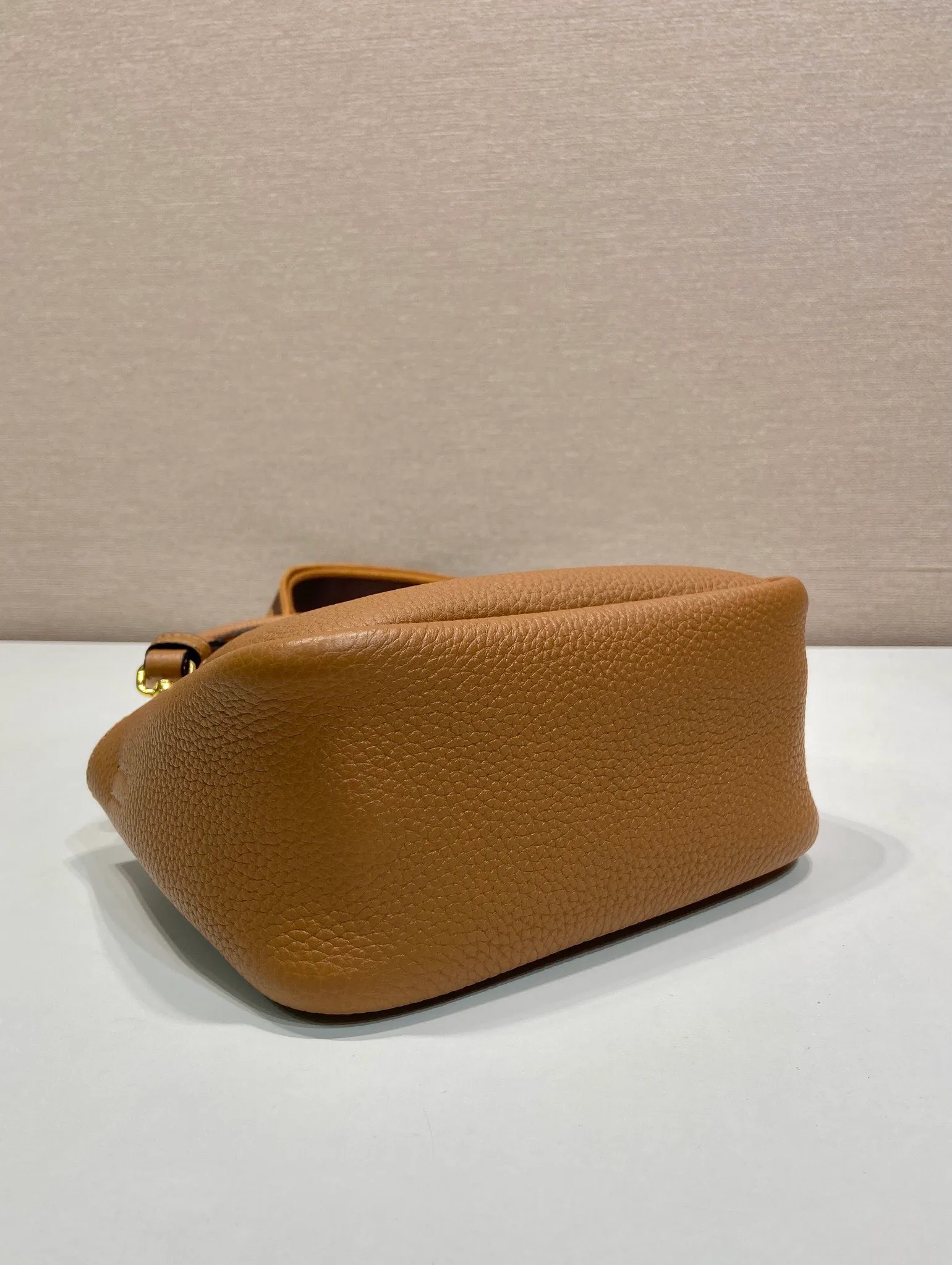 💰1760🎉New arrival🎉1BA362 mini size🎉🎉 This contemporary fine leather handbag displays natural texture and is designed with reverse stitching to create a soft and round shape. It is small in size and can be carried by hand. It is equipped with 2 interchangeable long shoulder straps, making it versatile and elegant. The upper body effect is nice and cute😘, babies, hurry up and get it🎉🎉 Length 19.5x height 18x ​​bottom 9cm🎉🎉🎉💰💰💰