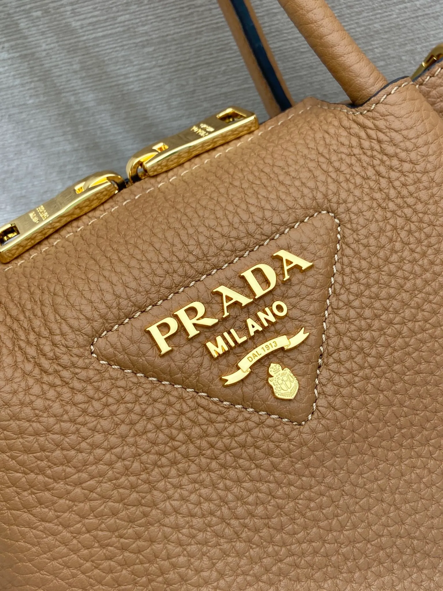 💰1760🎉New arrival🎉1BA362 mini size🎉🎉 This contemporary fine leather handbag displays natural texture and is designed with reverse stitching to create a soft and round shape. It is small in size and can be carried by hand. It is equipped with 2 interchangeable long shoulder straps, making it versatile and elegant. The upper body effect is nice and cute😘, babies, hurry up and get it🎉🎉 Length 19.5x height 18x ​​bottom 9cm🎉🎉🎉💰💰💰