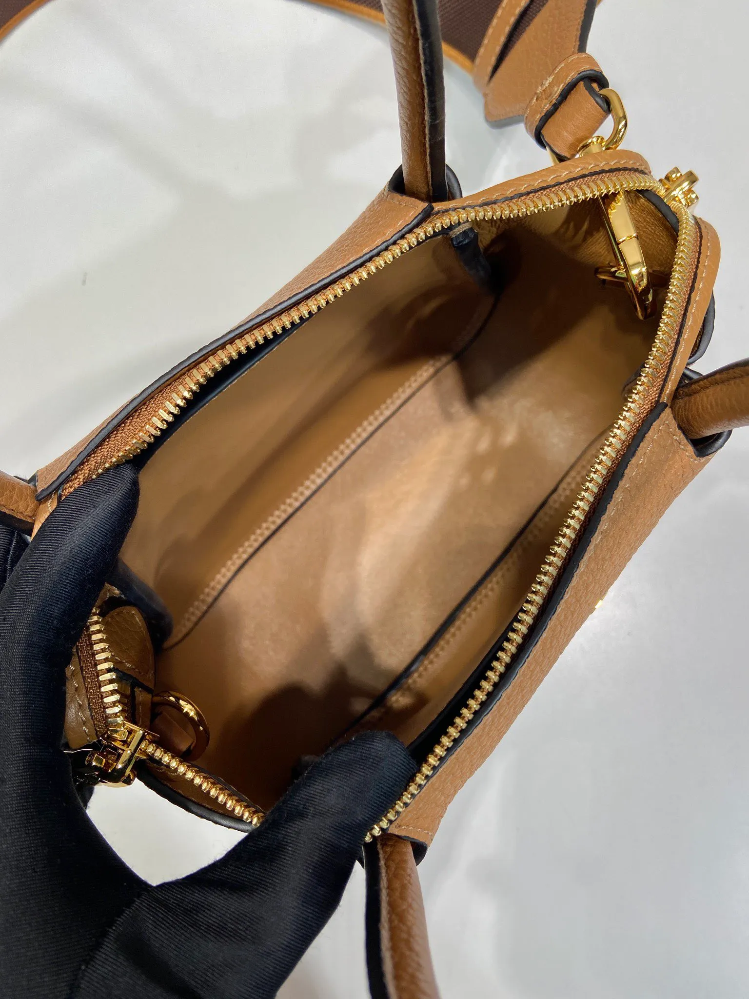 💰1760🎉New arrival🎉1BA362 mini size🎉🎉 This contemporary fine leather handbag displays natural texture and is designed with reverse stitching to create a soft and round shape. It is small in size and can be carried by hand. It is equipped with 2 interchangeable long shoulder straps, making it versatile and elegant. The upper body effect is nice and cute😘, babies, hurry up and get it🎉🎉 Length 19.5x height 18x ​​bottom 9cm🎉🎉🎉💰💰💰