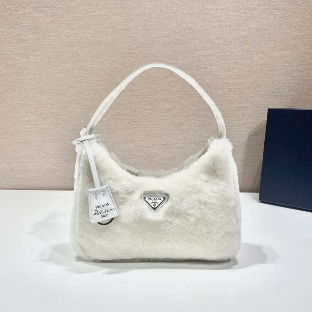 💰900🎉Plush Hobo🎉Upgraded version/goat hair😘😘This Hobo fur bag design is another hot item in autumn and winter👏, you can feel its softness through the screen😘I have the urge to hug it quickly 🙊🙊It’s so cute, the only difference in the upgraded version is that the hair is very soft🎉🎉It looks good and it’s extremely convenient to wear👍It looks great when carried by hand or as an armpit bag😘A must-have in winter, if you like it, hurry up and buy it🎉🎉 Style number: NE515 Length 23x Height 14x Bottom 5cm