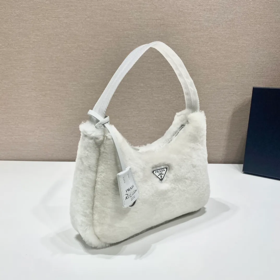 💰900🎉Plush Hobo🎉Upgraded version/goat hair😘😘This Hobo fur bag design is another hot item in autumn and winter👏, you can feel its softness through the screen😘I have the urge to hug it quickly 🙊🙊It’s so cute, the only difference in the upgraded version is that the hair is very soft🎉🎉It looks good and it’s extremely convenient to wear👍It looks great when carried by hand or as an armpit bag😘A must-have in winter, if you like it, hurry up and buy it🎉🎉 Style number: NE515 Length 23x Height 14x Bottom 5cm