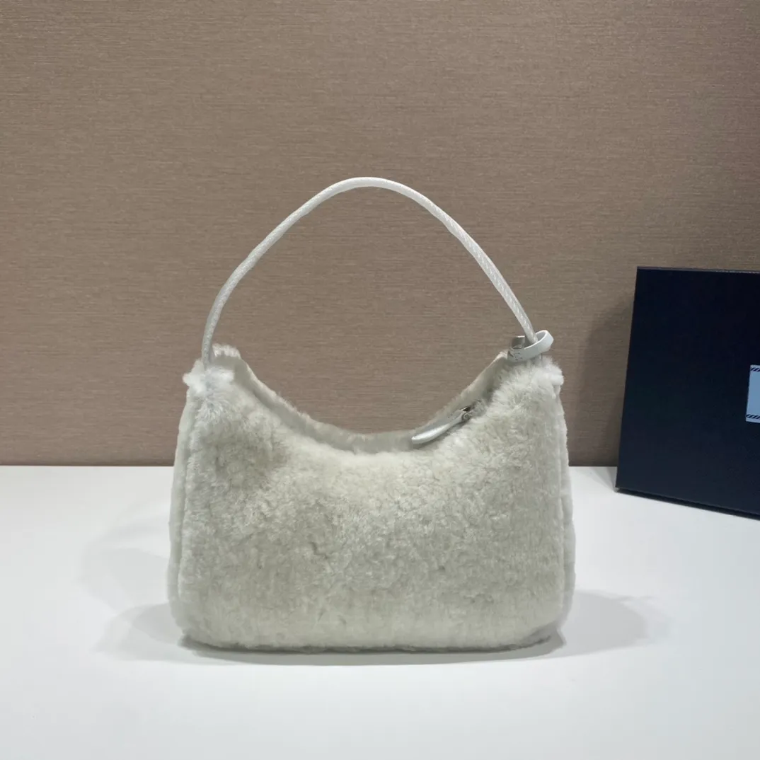 💰900🎉Plush Hobo🎉Upgraded version/goat hair😘😘This Hobo fur bag design is another hot item in autumn and winter👏, you can feel its softness through the screen😘I have the urge to hug it quickly 🙊🙊It’s so cute, the only difference in the upgraded version is that the hair is very soft🎉🎉It looks good and it’s extremely convenient to wear👍It looks great when carried by hand or as an armpit bag😘A must-have in winter, if you like it, hurry up and buy it🎉🎉 Style number: NE515 Length 23x Height 14x Bottom 5cm
