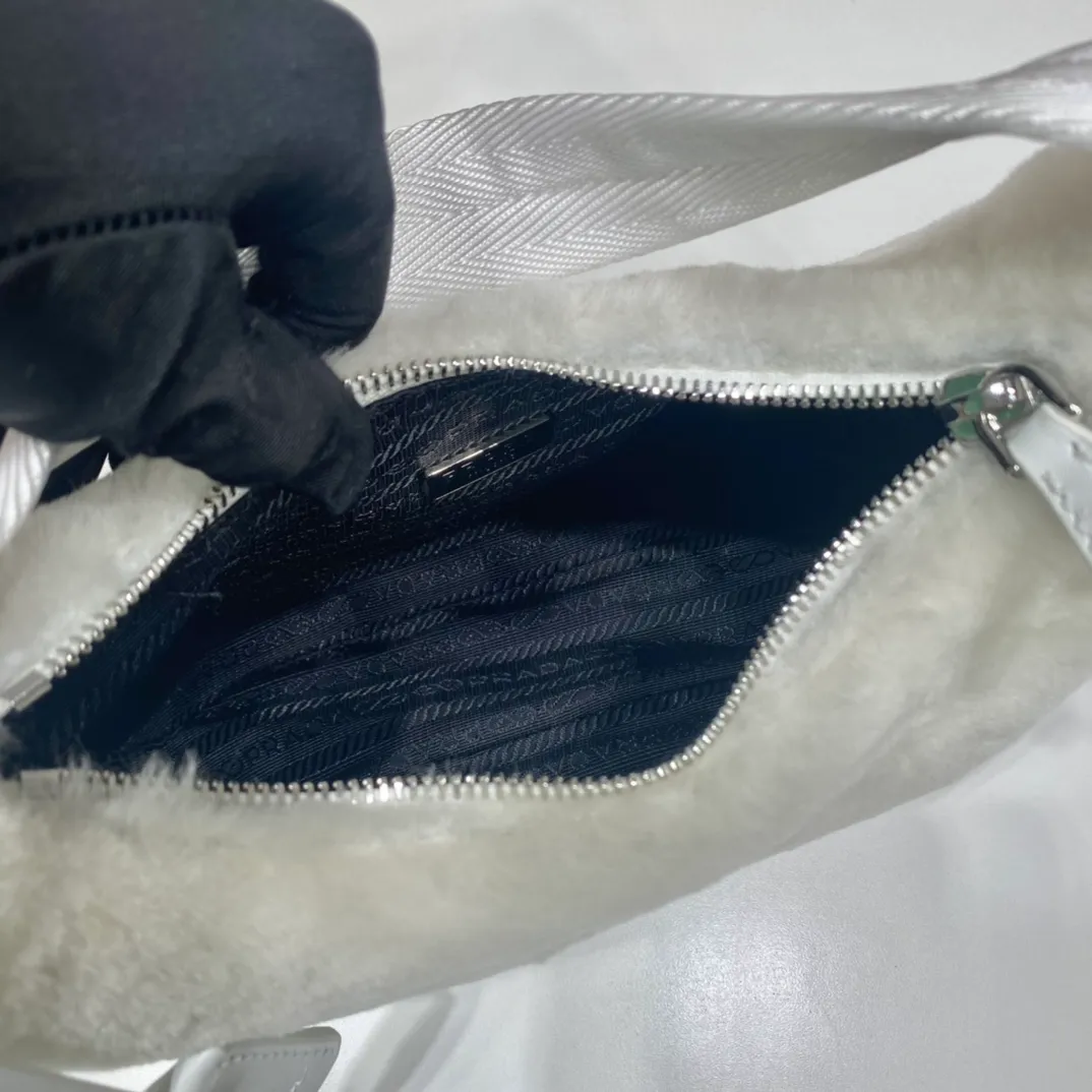 💰900🎉Plush Hobo🎉Upgraded version/goat hair😘😘This Hobo fur bag design is another hot item in autumn and winter👏, you can feel its softness through the screen😘I have the urge to hug it quickly 🙊🙊It’s so cute, the only difference in the upgraded version is that the hair is very soft🎉🎉It looks good and it’s extremely convenient to wear👍It looks great when carried by hand or as an armpit bag😘A must-have in winter, if you like it, hurry up and buy it🎉🎉 Style number: NE515 Length 23x Height 14x Bottom 5cm