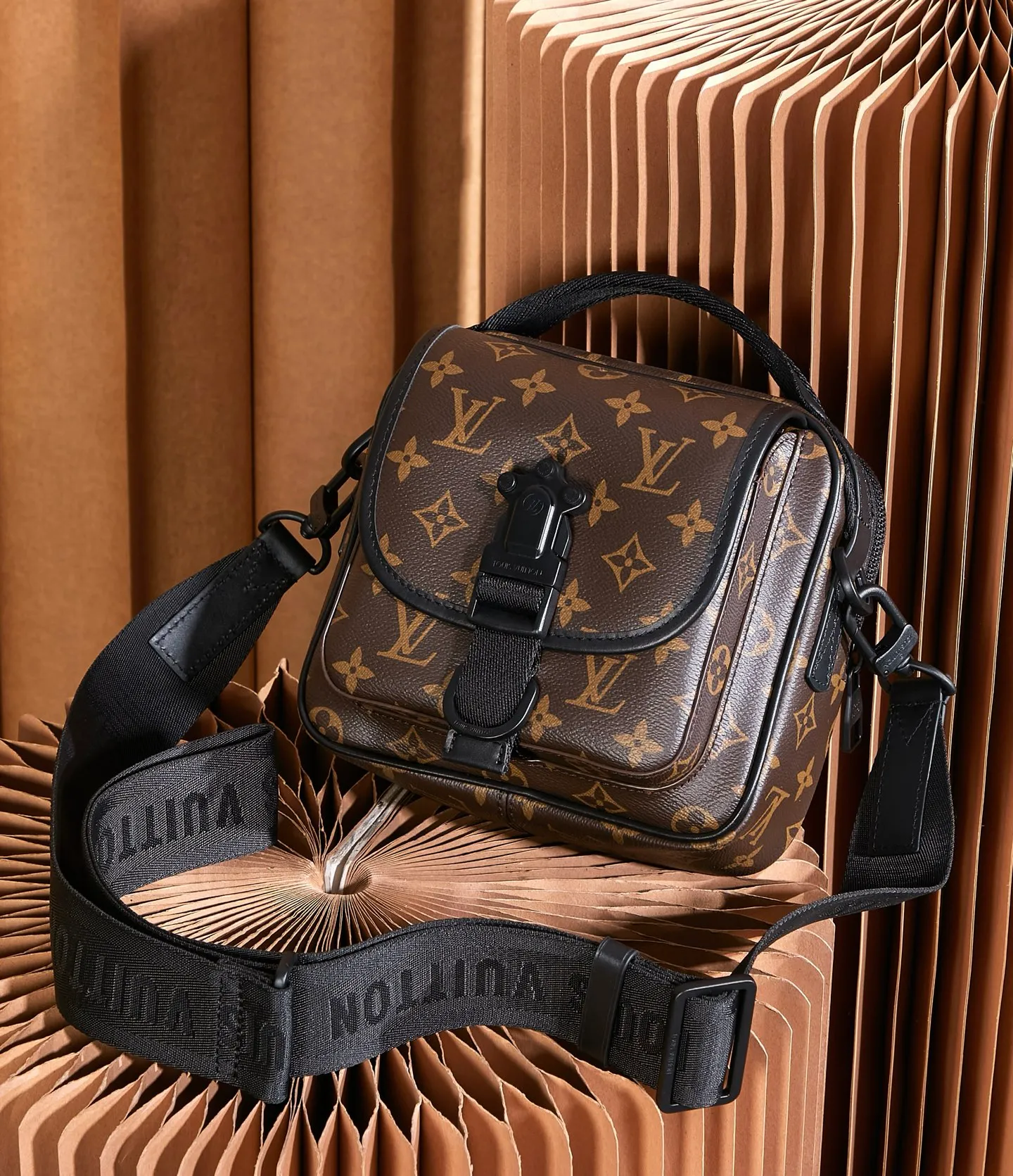 P¥800👉nfc dynamic chip version👈[Top-level inspection-free all-steel hardware] This Quest messenger bag is made of Monogram Macassar canvas, which combines dynamic style and functional considerations. The logo shoulder strap adds classic details, and the quick-release buckle follows the elements of Louis Vuitton's traditional hard luggage. The compact and close-fitting structure makes it easy to store personal items. Monogram Macassar coated canvas - cow leather trim - fabric lining - metal hardware - main compartment with quick-release buckle - outer zippered back pocket - inner patch pocket - shoulder strap: removable and adjustable! ! Model: M46973; Size: 18x18x10CM