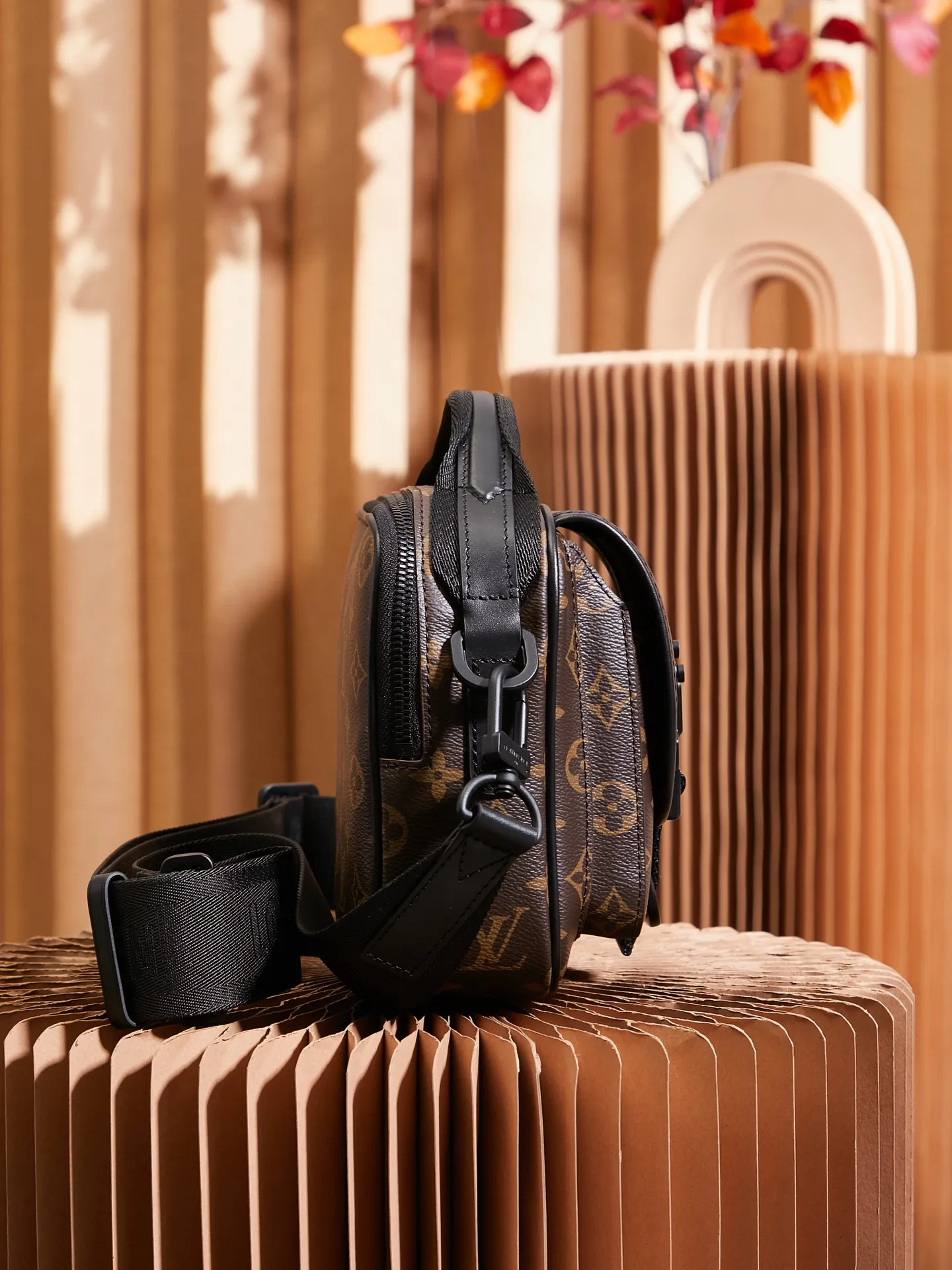 P¥800👉nfc dynamic chip version👈[Top-level inspection-free all-steel hardware] This Quest messenger bag is made of Monogram Macassar canvas, which combines dynamic style and functional considerations. The logo shoulder strap adds classic details, and the quick-release buckle follows the elements of Louis Vuitton's traditional hard luggage. The compact and close-fitting structure makes it easy to store personal items. Monogram Macassar coated canvas - cow leather trim - fabric lining - metal hardware - main compartment with quick-release buckle - outer zippered back pocket - inner patch pocket - shoulder strap: removable and adjustable! ! Model: M46973; Size: 18x18x10CM