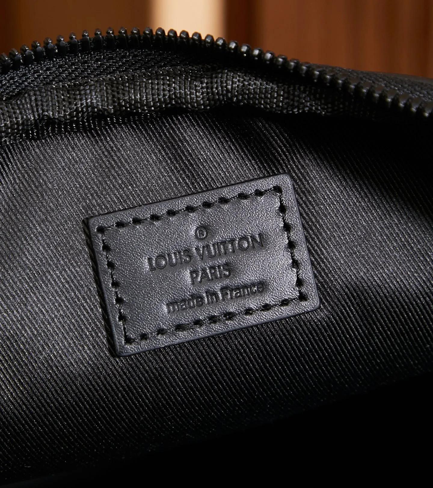 P¥800👉nfc dynamic chip version👈[Top-level inspection-free all-steel hardware] This Quest messenger bag is made of Monogram Macassar canvas, which combines dynamic style and functional considerations. The logo shoulder strap adds classic details, and the quick-release buckle follows the elements of Louis Vuitton's traditional hard luggage. The compact and close-fitting structure makes it easy to store personal items. Monogram Macassar coated canvas - cow leather trim - fabric lining - metal hardware - main compartment with quick-release buckle - outer zippered back pocket - inner patch pocket - shoulder strap: removable and adjustable! ! Model: M46973; Size: 18x18x10CM