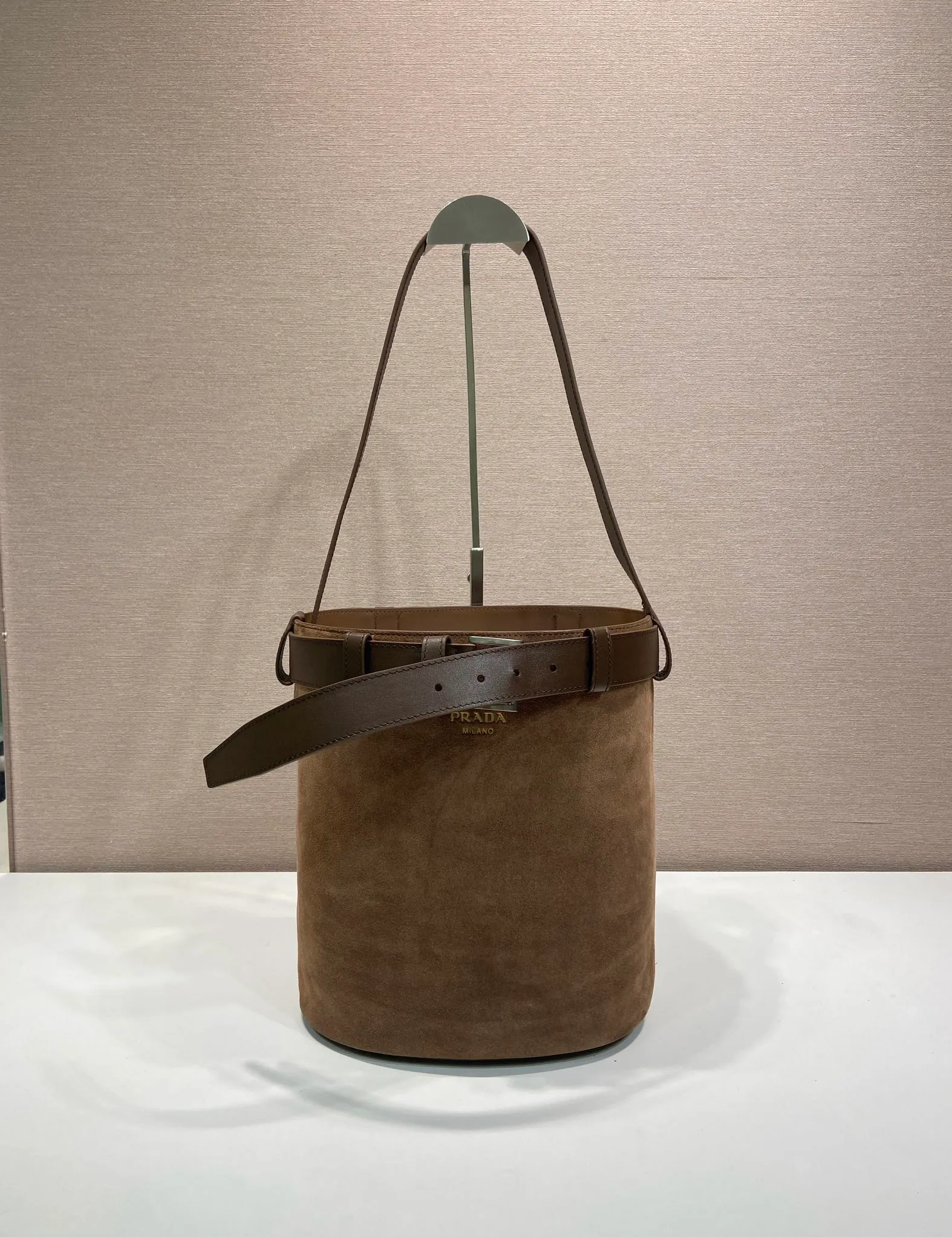 💰1520🎉New bucket bag🎉1BE085 suede leather🎉🎉 This fashionable bucket bag is a new interpretation of the Buckle handbag in silhouette, using imported suede leather and imported sheepskin inside. Comes with a belt with a detachable classic buckle that can be paired with other outfits. Add the finishing touch to a modern, versatile design. Large space, practical and fashionable, babies, hurry up and get it🎉🎉 Length 26.5x Height 29x Bottom 18cm🎉🎉🎉💰💰💰