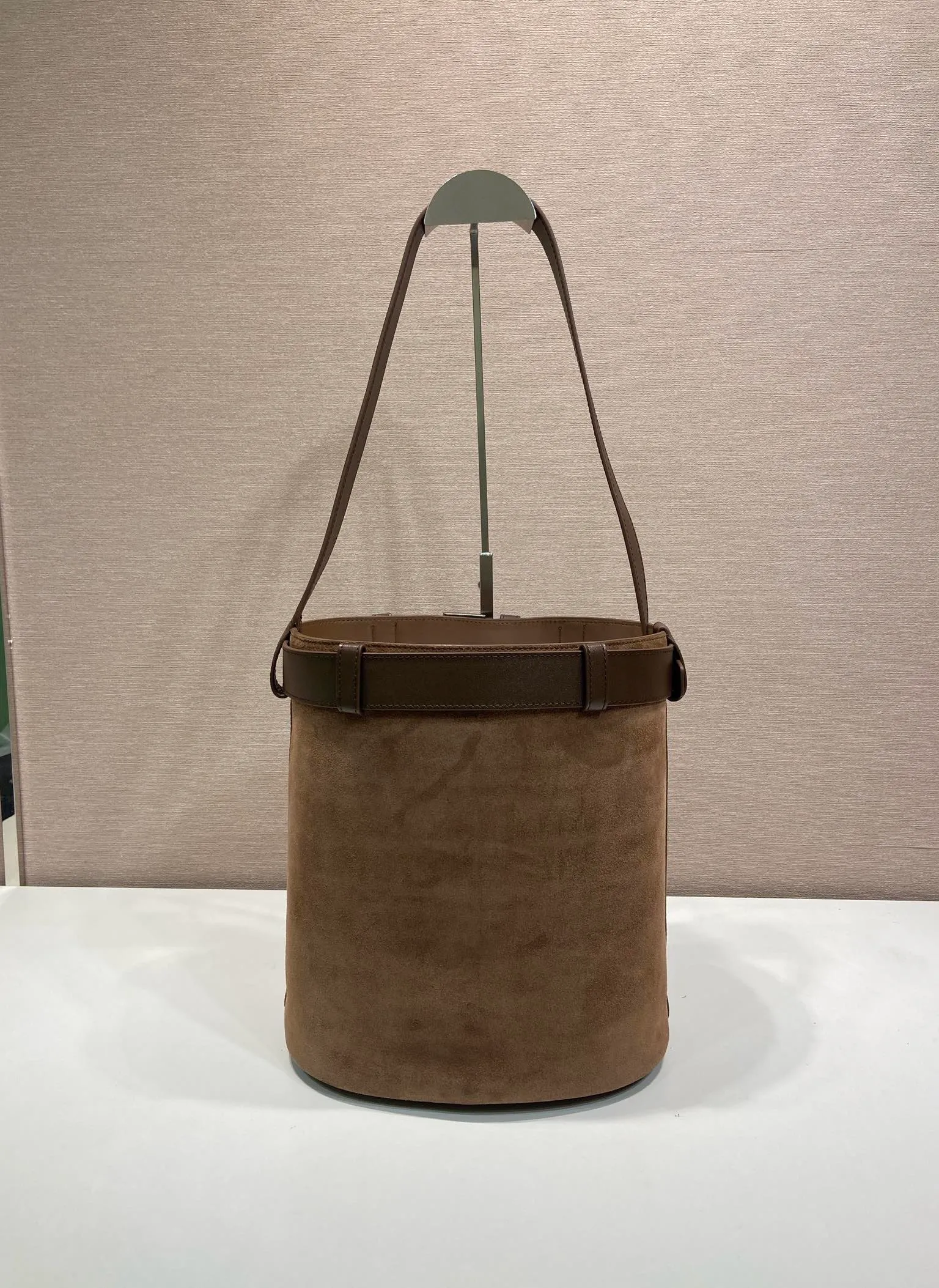 💰1520🎉New bucket bag🎉1BE085 suede leather🎉🎉 This fashionable bucket bag is a new interpretation of the Buckle handbag in silhouette, using imported suede leather and imported sheepskin inside. Comes with a belt with a detachable classic buckle that can be paired with other outfits. Add the finishing touch to a modern, versatile design. Large space, practical and fashionable, babies, hurry up and get it🎉🎉 Length 26.5x Height 29x Bottom 18cm🎉🎉🎉💰💰💰