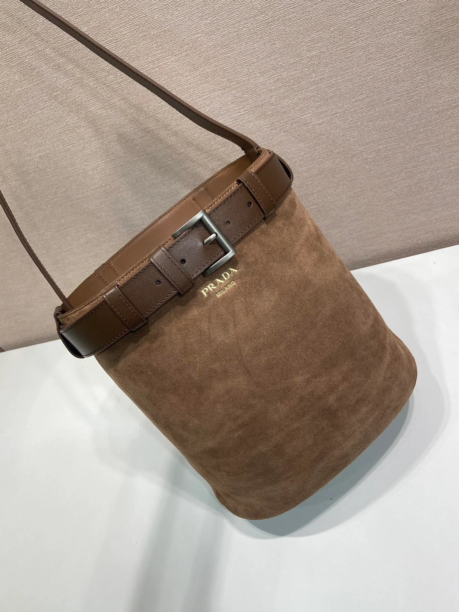 💰1520🎉New bucket bag🎉1BE085 suede leather🎉🎉 This fashionable bucket bag is a new interpretation of the Buckle handbag in silhouette, using imported suede leather and imported sheepskin inside. Comes with a belt with a detachable classic buckle that can be paired with other outfits. Add the finishing touch to a modern, versatile design. Large space, practical and fashionable, babies, hurry up and get it🎉🎉 Length 26.5x Height 29x Bottom 18cm🎉🎉🎉💰💰💰