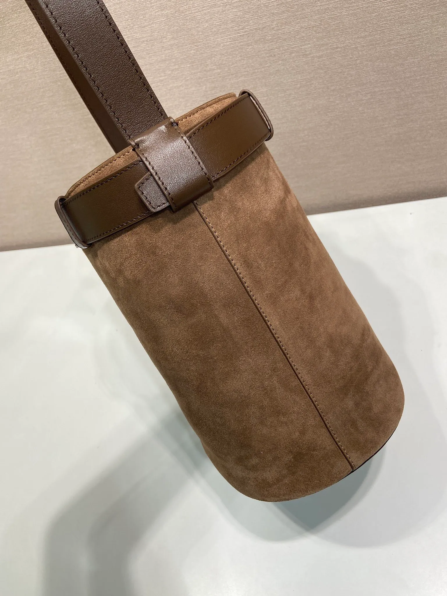 💰1520🎉New bucket bag🎉1BE085 suede leather🎉🎉 This fashionable bucket bag is a new interpretation of the Buckle handbag in silhouette, using imported suede leather and imported sheepskin inside. Comes with a belt with a detachable classic buckle that can be paired with other outfits. Add the finishing touch to a modern, versatile design. Large space, practical and fashionable, babies, hurry up and get it🎉🎉 Length 26.5x Height 29x Bottom 18cm🎉🎉🎉💰💰💰