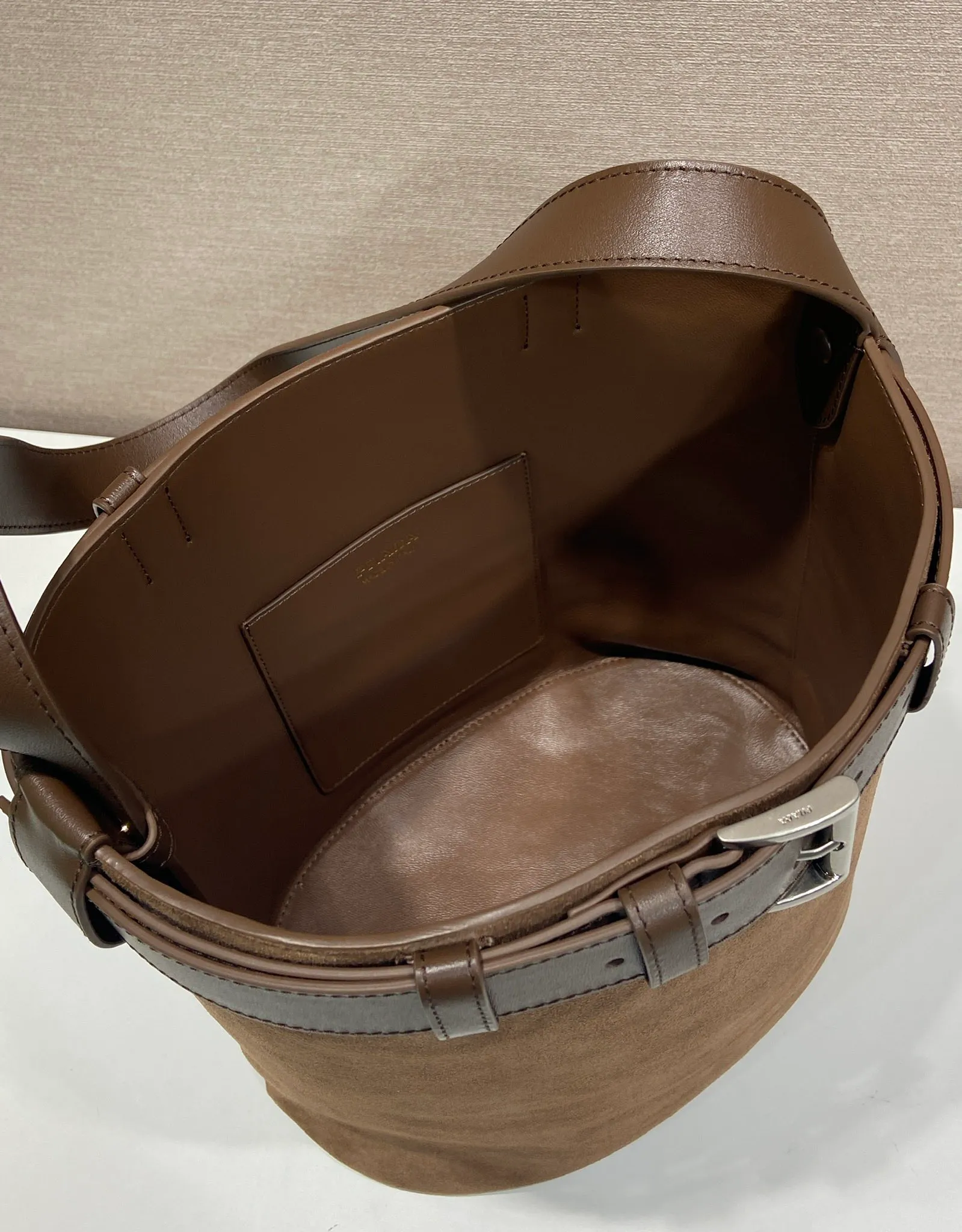 💰1520🎉New bucket bag🎉1BE085 suede leather🎉🎉 This fashionable bucket bag is a new interpretation of the Buckle handbag in silhouette, using imported suede leather and imported sheepskin inside. Comes with a belt with a detachable classic buckle that can be paired with other outfits. Add the finishing touch to a modern, versatile design. Large space, practical and fashionable, babies, hurry up and get it🎉🎉 Length 26.5x Height 29x Bottom 18cm🎉🎉🎉💰💰💰