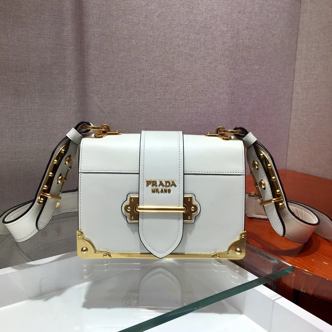 💰1800, P's latest women's bag 1BD045, the upgraded white version has arrived, top quality, synchronized with counters, made of imported calfskin➕cross pattern➕sheepskin inner, top hardware. Lots of compartments, fashionable + casual + lightweight, a favorite among ladies, length 19cm and height 14cmX9cm