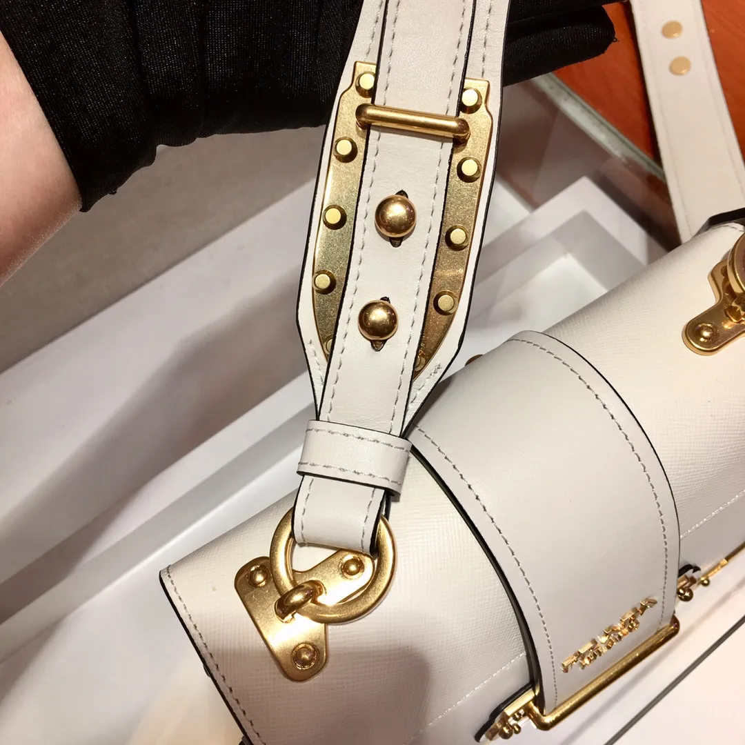 💰1800, P's latest women's bag 1BD045, the upgraded white version has arrived, top quality, synchronized with counters, made of imported calfskin➕cross pattern➕sheepskin inner, top hardware. Lots of compartments, fashionable + casual + lightweight, a favorite among ladies, length 19cm and height 14cmX9cm