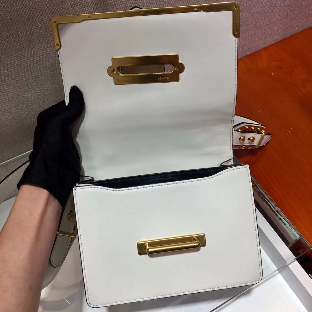 💰1800, P's latest women's bag 1BD045, the upgraded white version has arrived, top quality, synchronized with counters, made of imported calfskin➕cross pattern➕sheepskin inner, top hardware. Lots of compartments, fashionable + casual + lightweight, a favorite among ladies, length 19cm and height 14cmX9cm