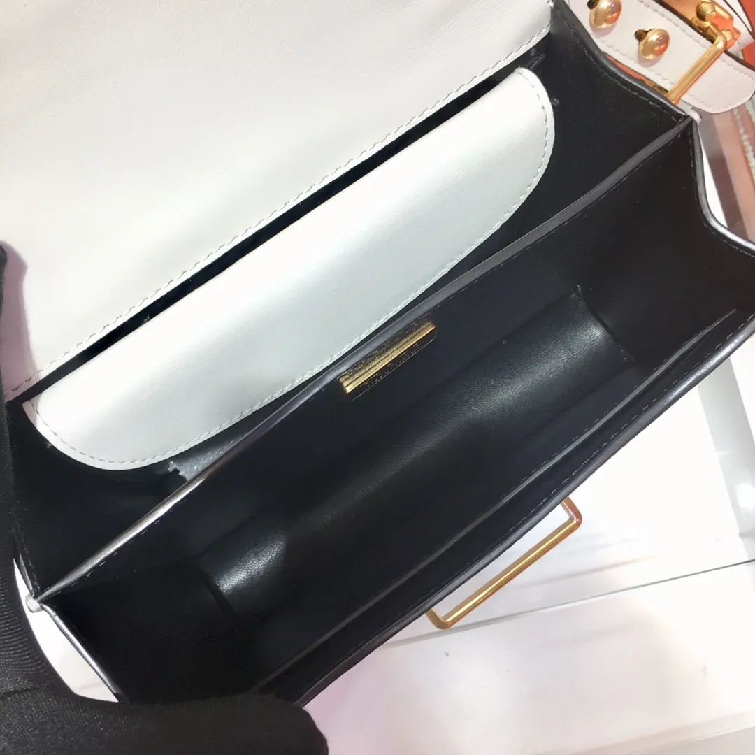 💰1800, P's latest women's bag 1BD045, the upgraded white version has arrived, top quality, synchronized with counters, made of imported calfskin➕cross pattern➕sheepskin inner, top hardware. Lots of compartments, fashionable + casual + lightweight, a favorite among ladies, length 19cm and height 14cmX9cm
