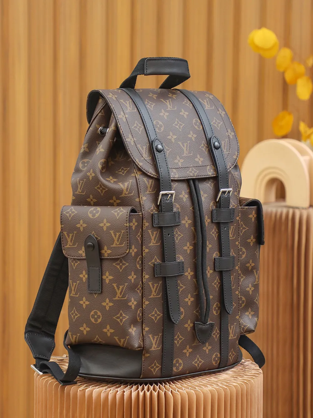 P¥960👉nfc dynamic chip version👈 [Top original order All steel hardware]𝐂𝐇𝐑𝐈𝐒𝐓𝐎𝐏𝐇𝐄𝐑 Backpack N43735 Presbyopia French original leather🇫🇷Pure steel hardware Size: 38*44*12.5cm A unisex backpack, a daily bag that is very suitable for outdoor use. Its attractive design style is quite tasteful and can easily meet the daily travel capacity. It can hold laptops, books, documents, etc., and the flap closure snaps and drawstrings are more layered and retro. It is an almost versatile bag shape! This model has a high utilization rate and is a must-have for daily commuting and traveling. It doesn’t matter how tall you are.